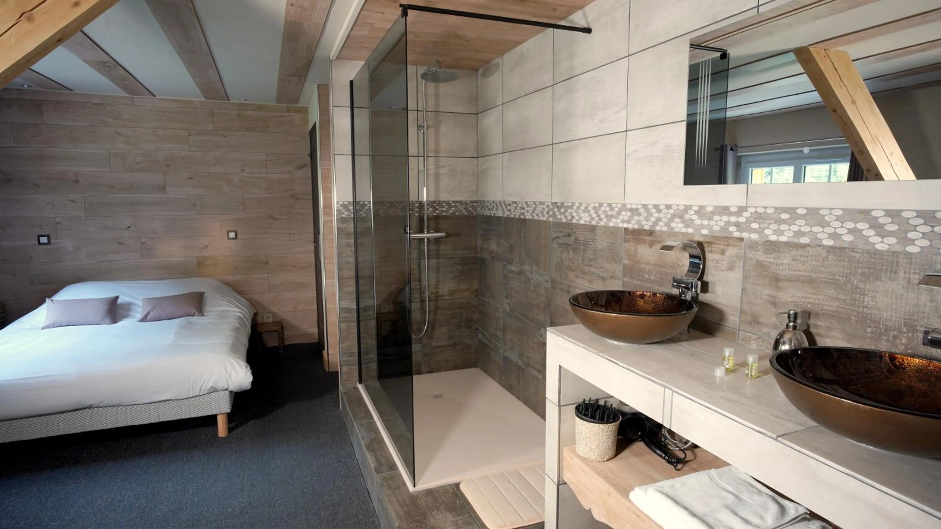 Shower, Bed in La Sapinière St Lary Soulan