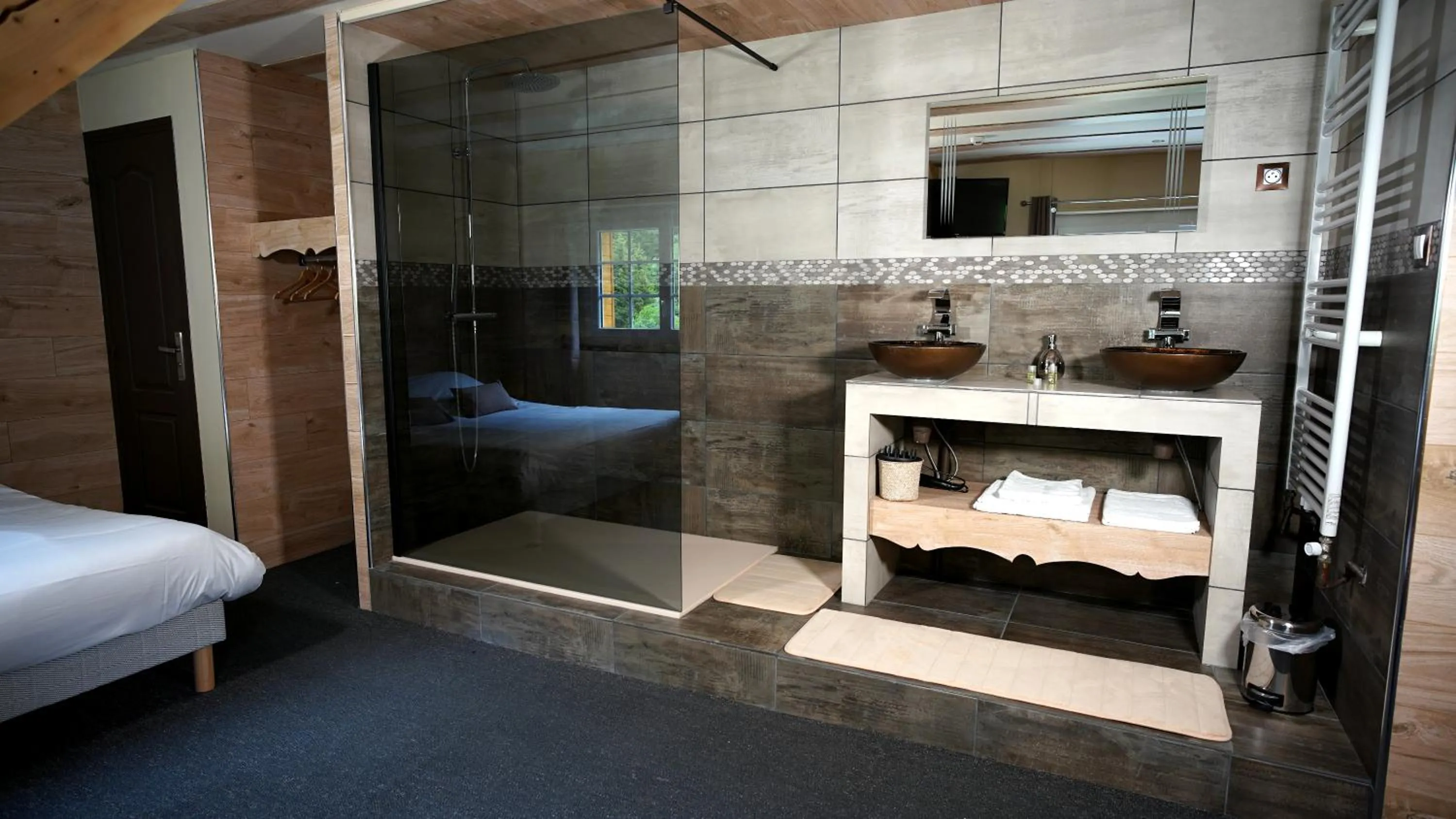 Shower, Bed in La Sapinière St Lary Soulan