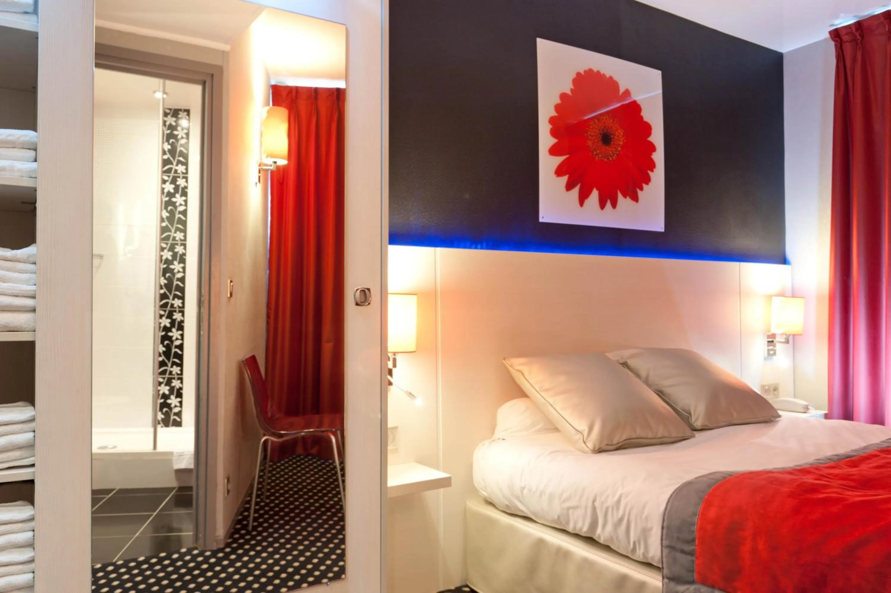 Photo of the whole room, Bed in Berkeley