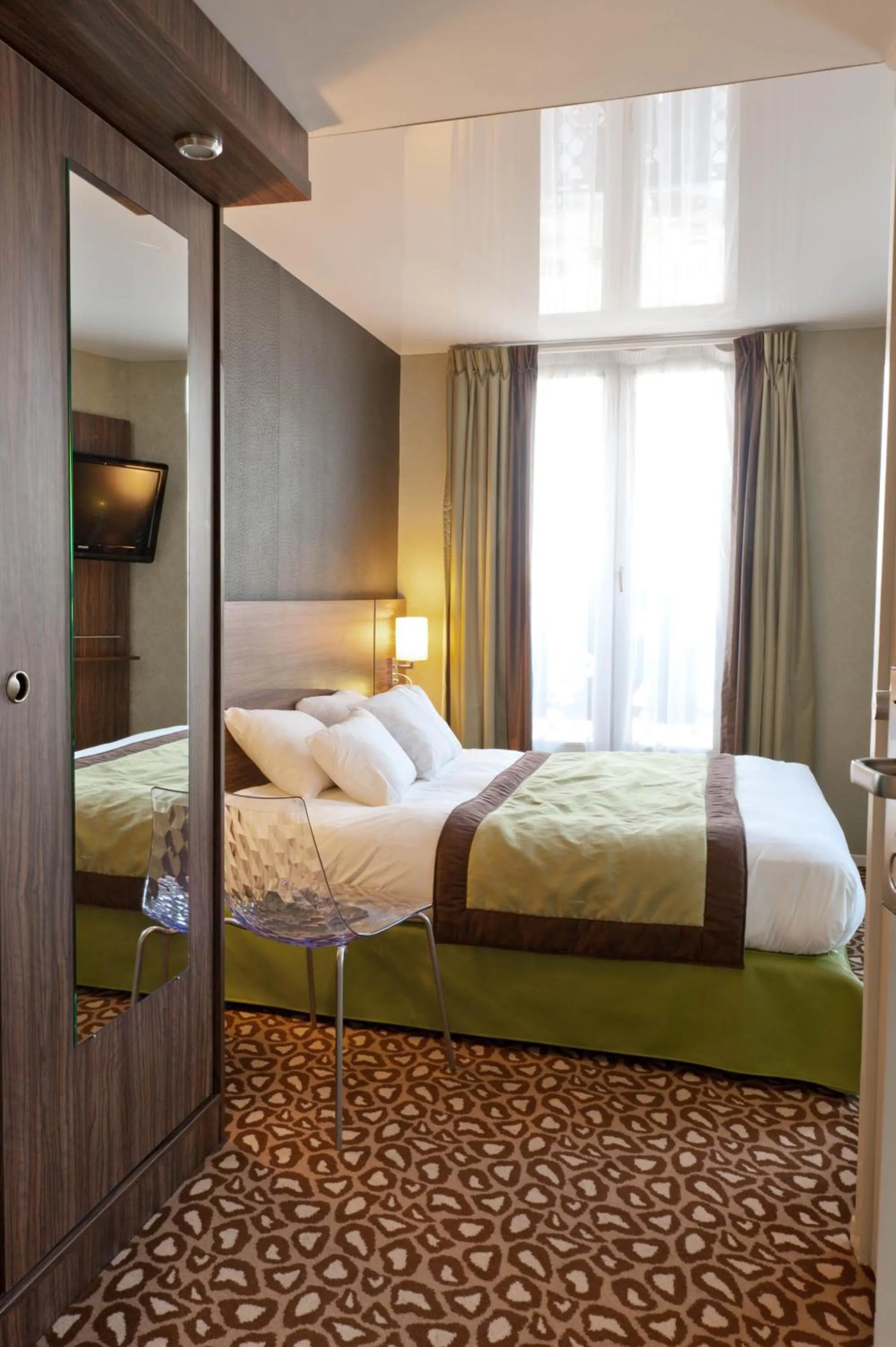 Photo of the whole room, Bed in Berkeley