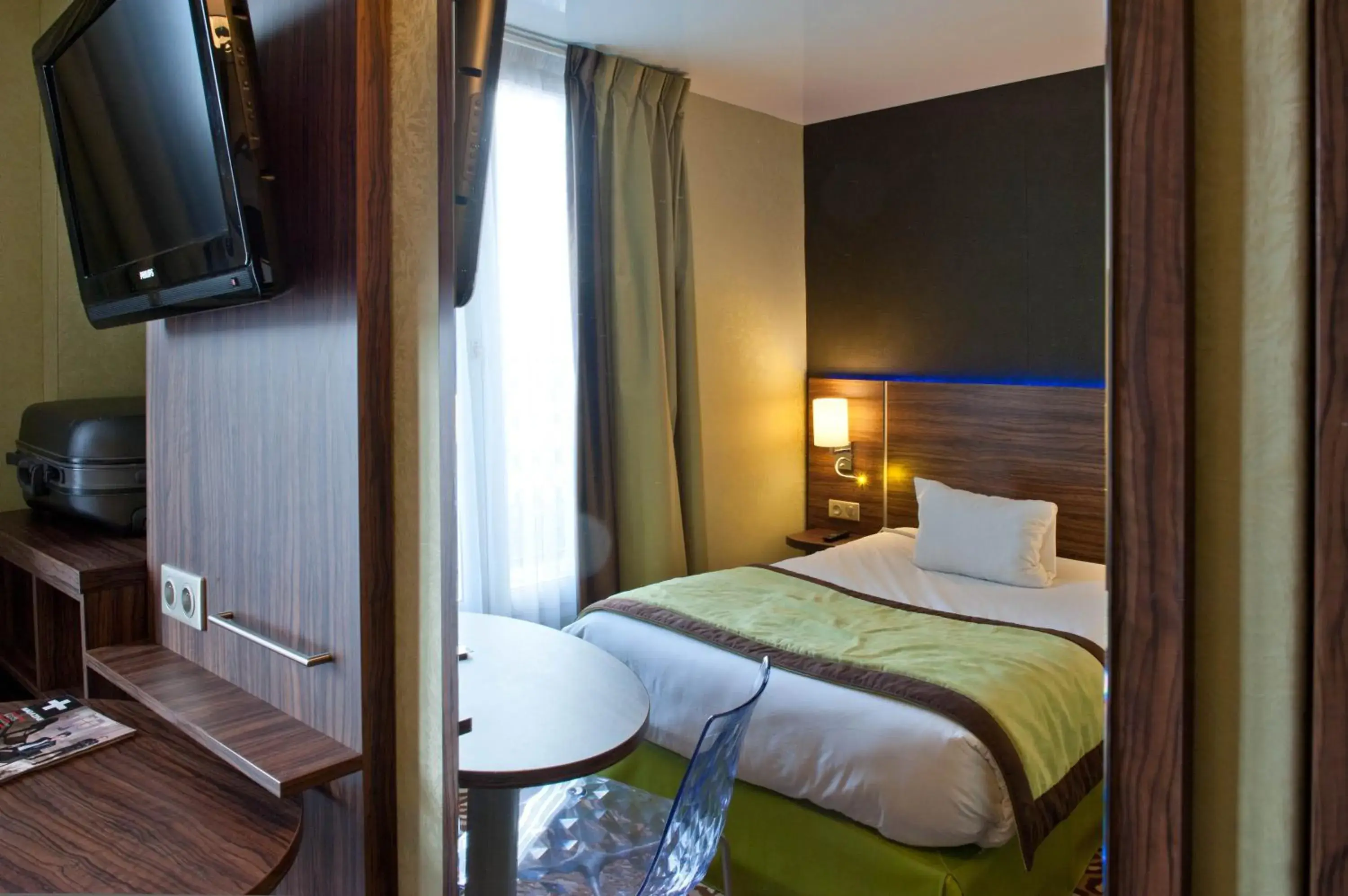 Photo of the whole room, Bed in Berkeley Photo of the whole room, Bed in Berkeley