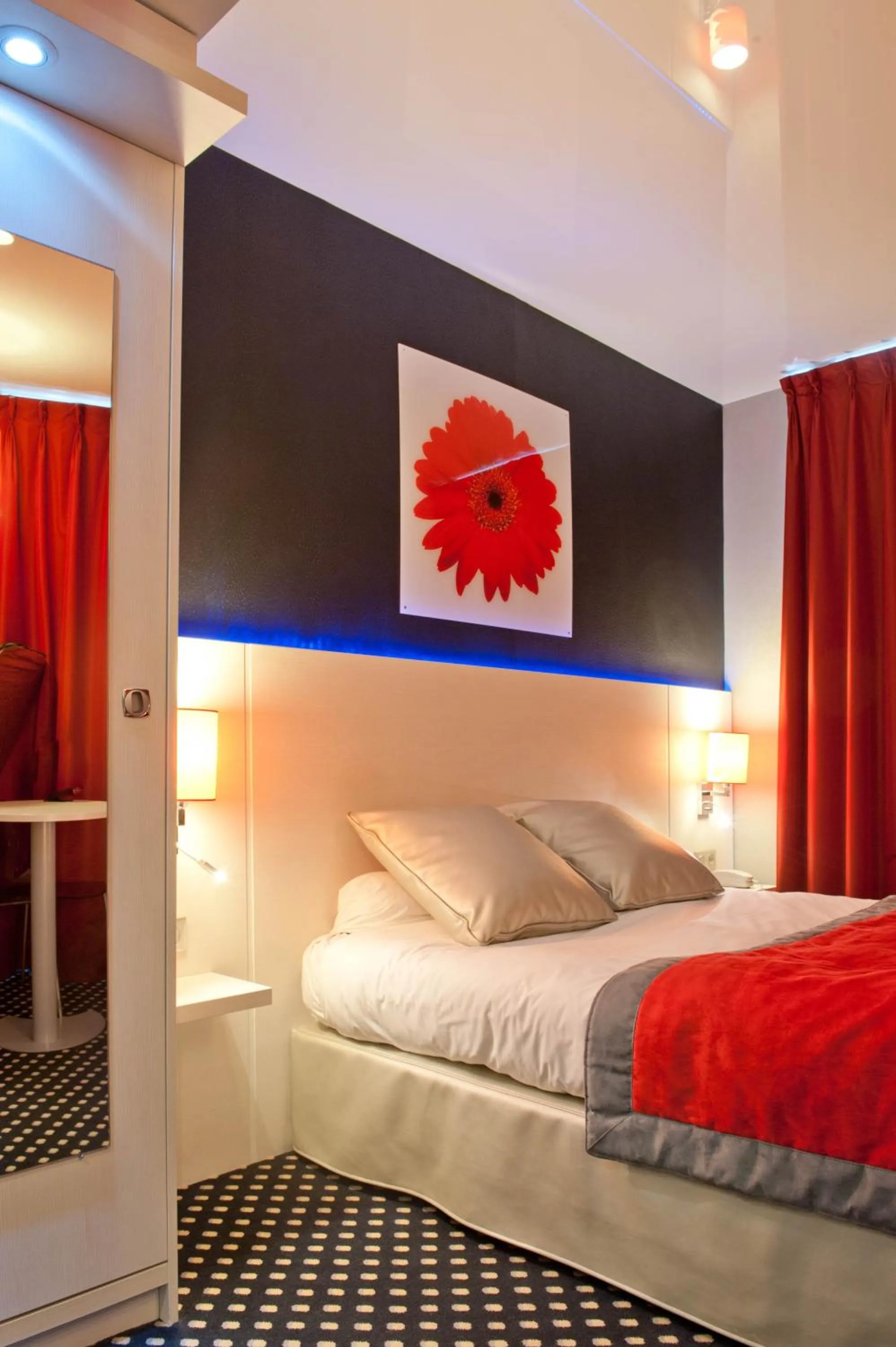 Photo of the whole room, Bed in Berkeley