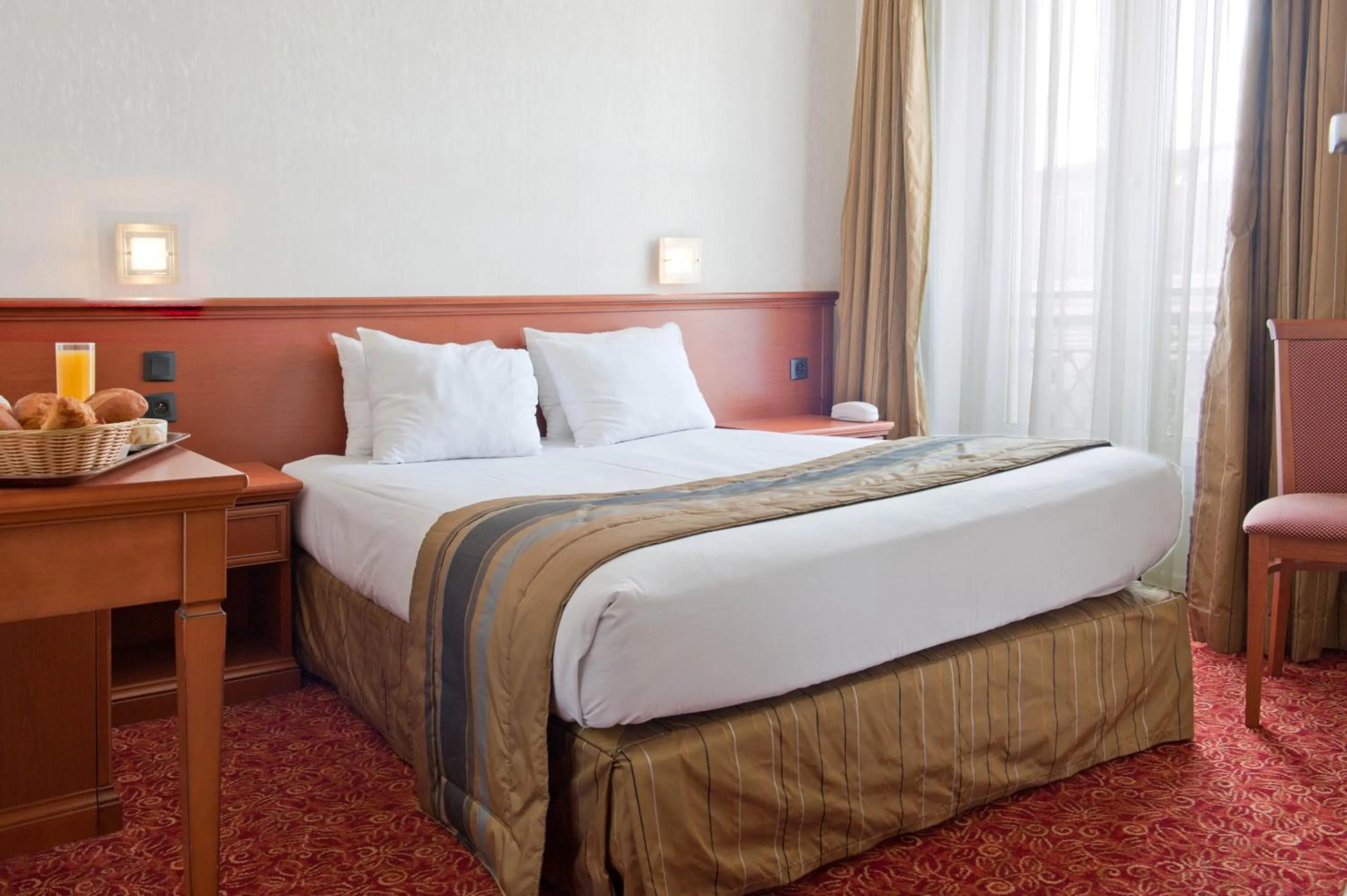 Photo of the whole room, Bed in Berkeley