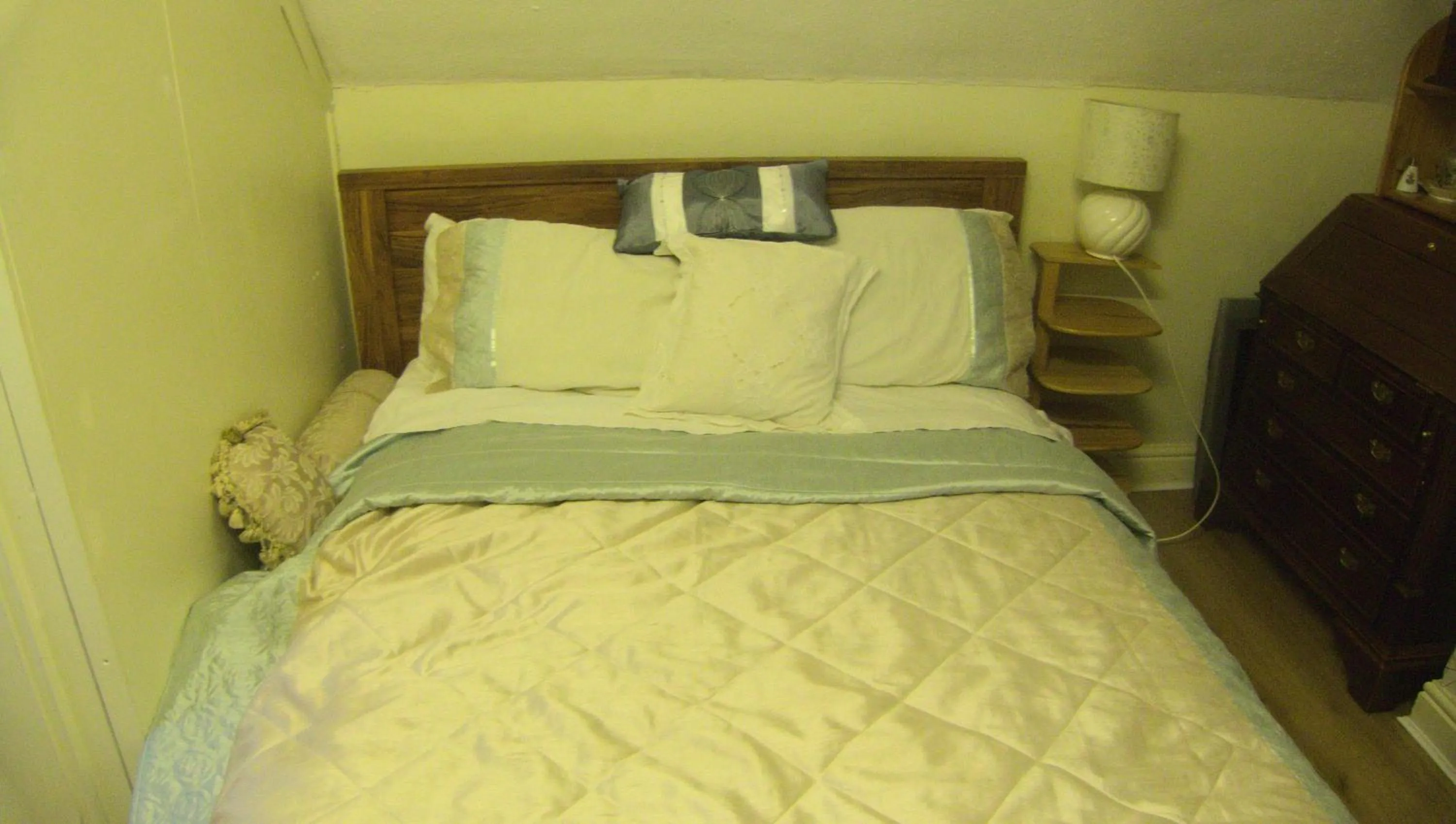 Bed in Ms McCreadys Guest House