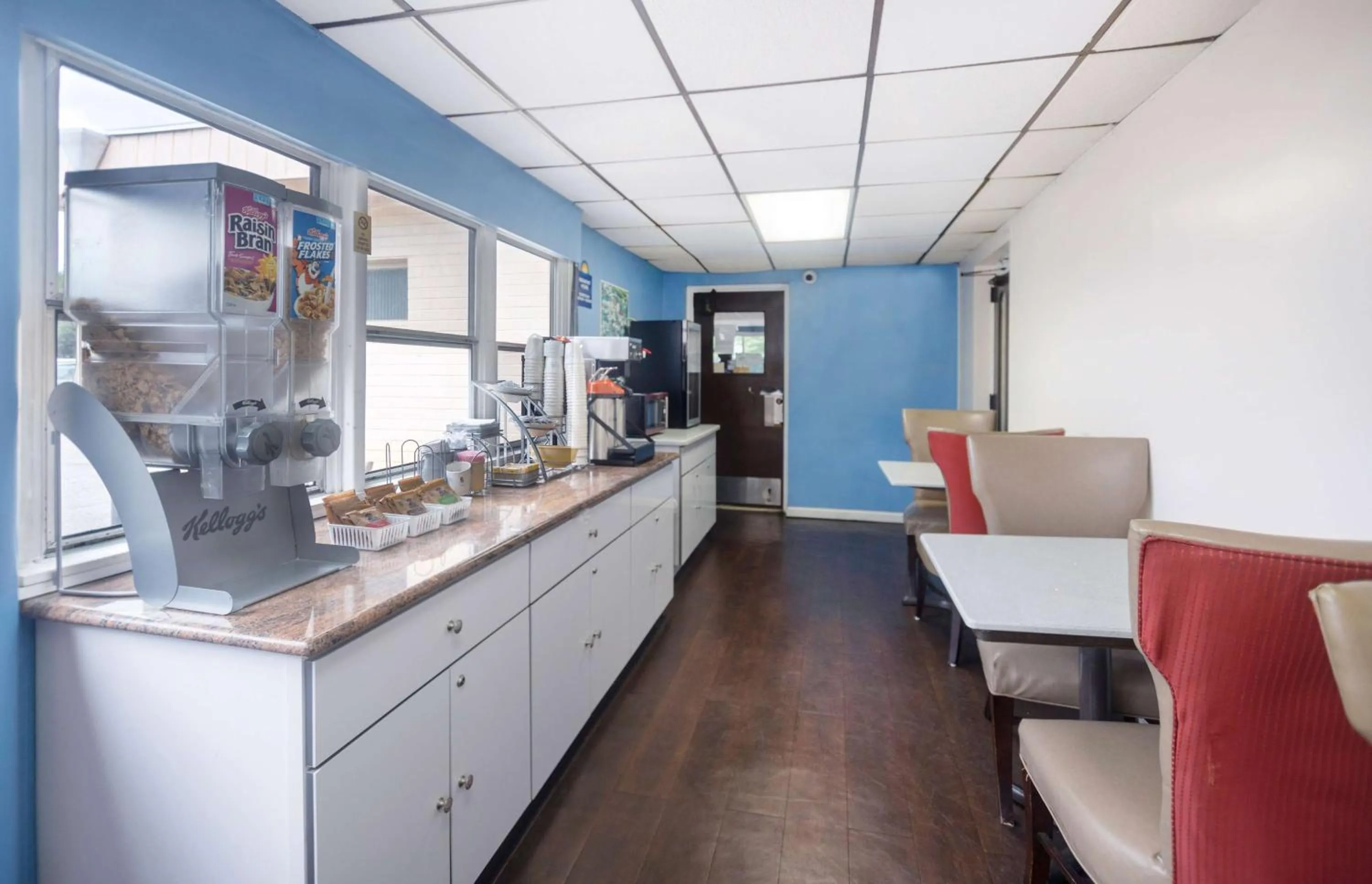 Restaurant/places to eat in Days Inn by Wyndham Hicksville Long Island