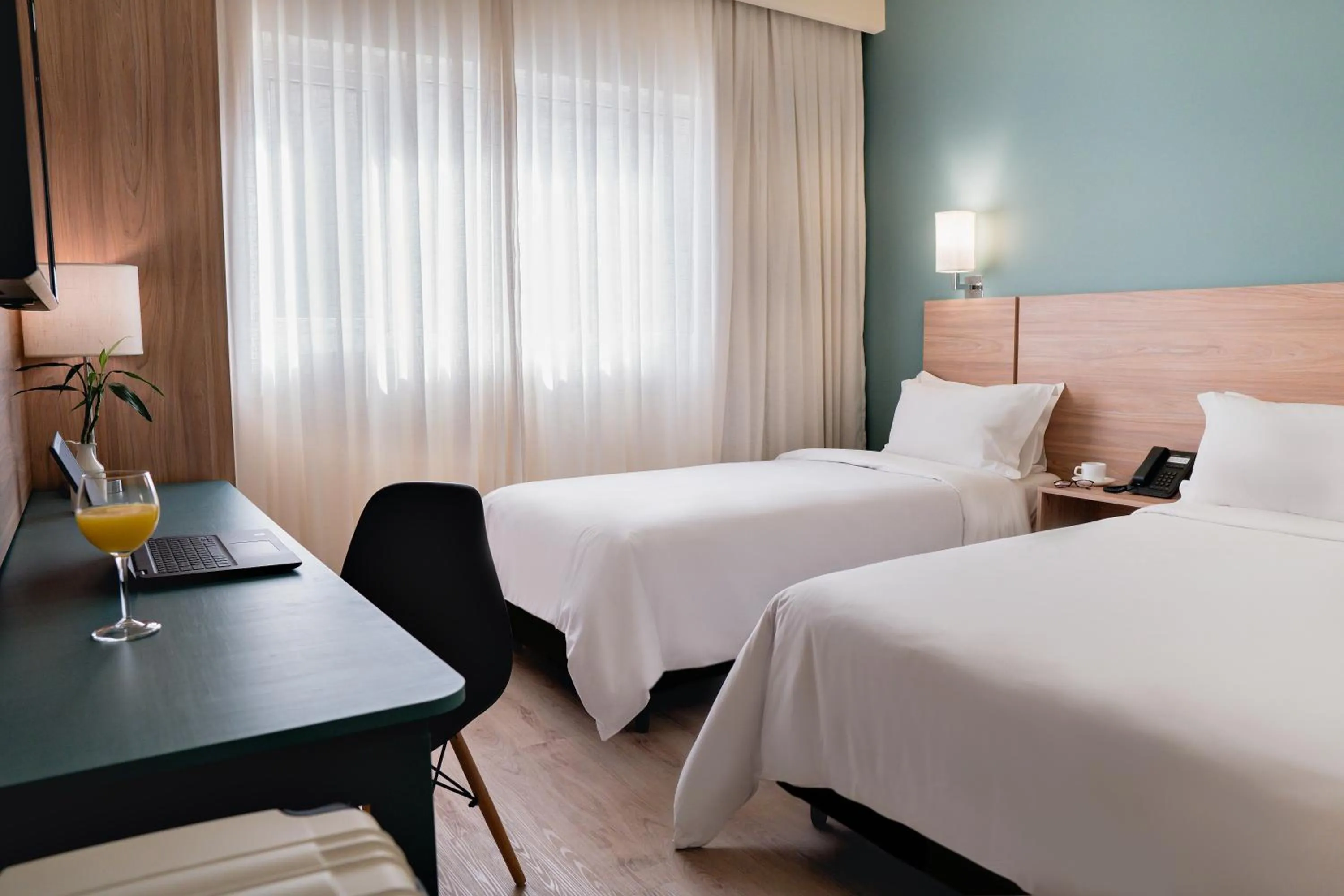 Bedroom, Bed in Intercity Curitiba Batel