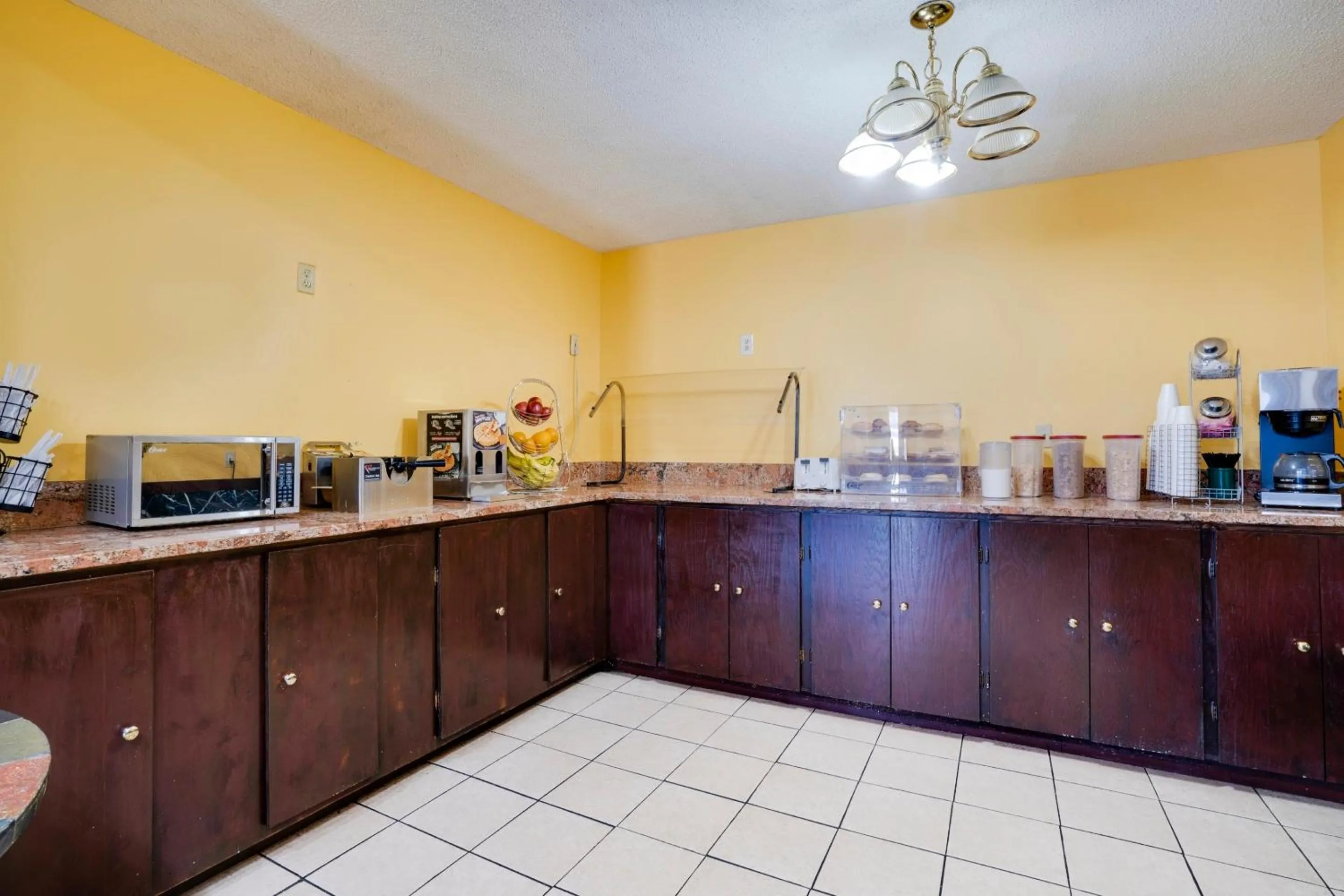 Kitchen or kitchenette in OYO Hotel Wade/Fayetteville I-95 South