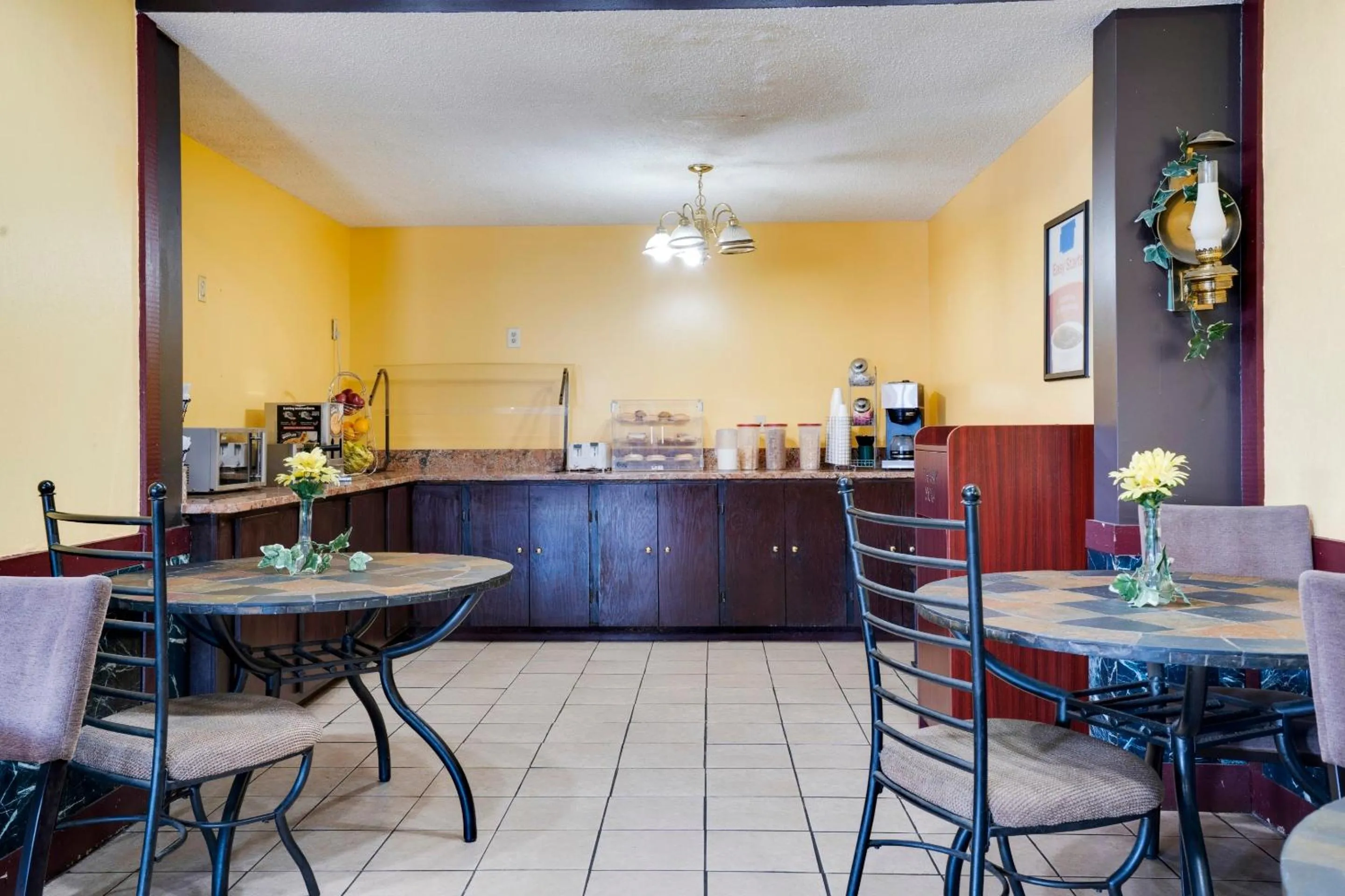 Kitchen or kitchenette in OYO Hotel Wade/Fayetteville I-95 South