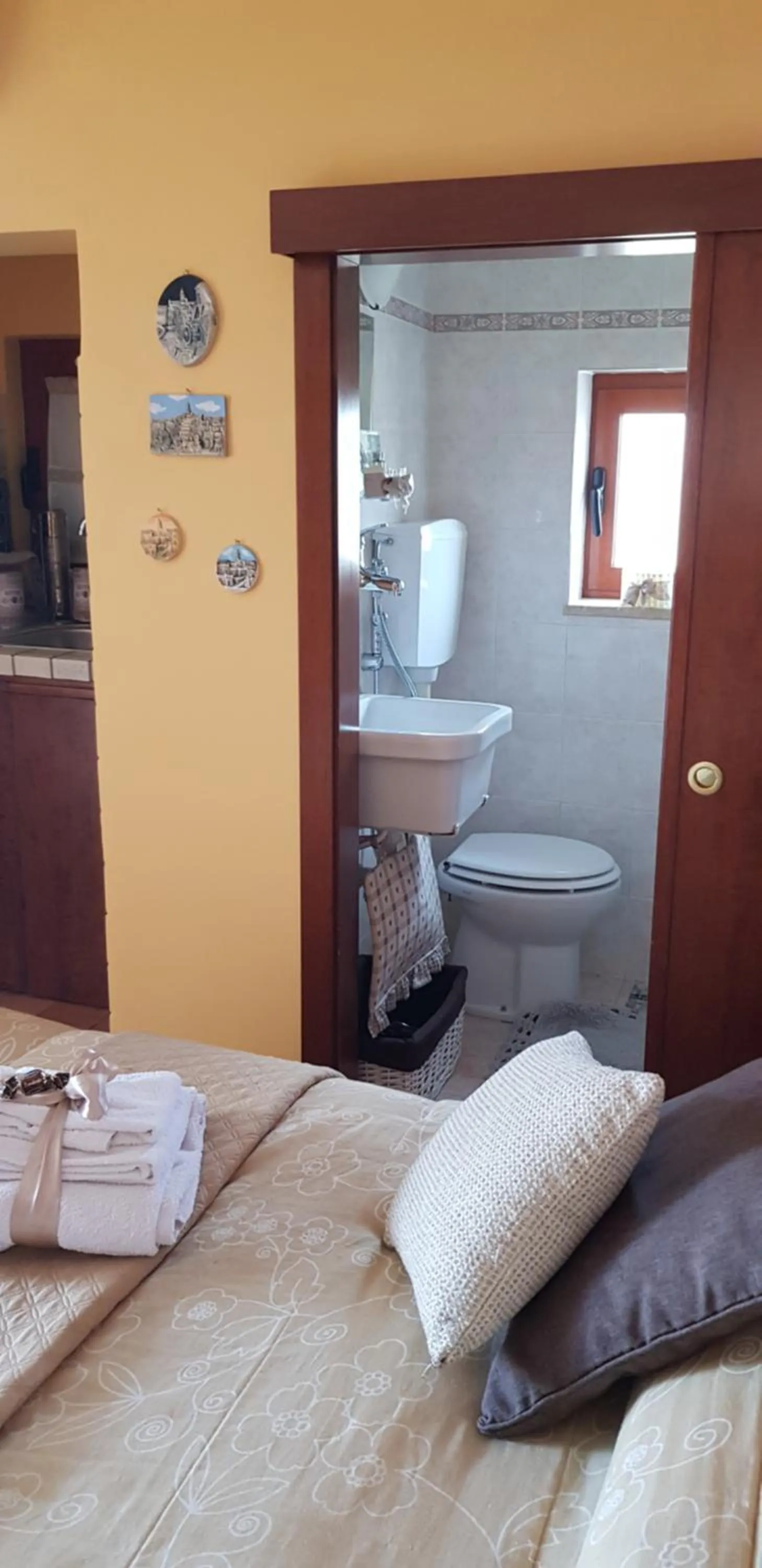 Bathroom, Bed in Sassi's Loft