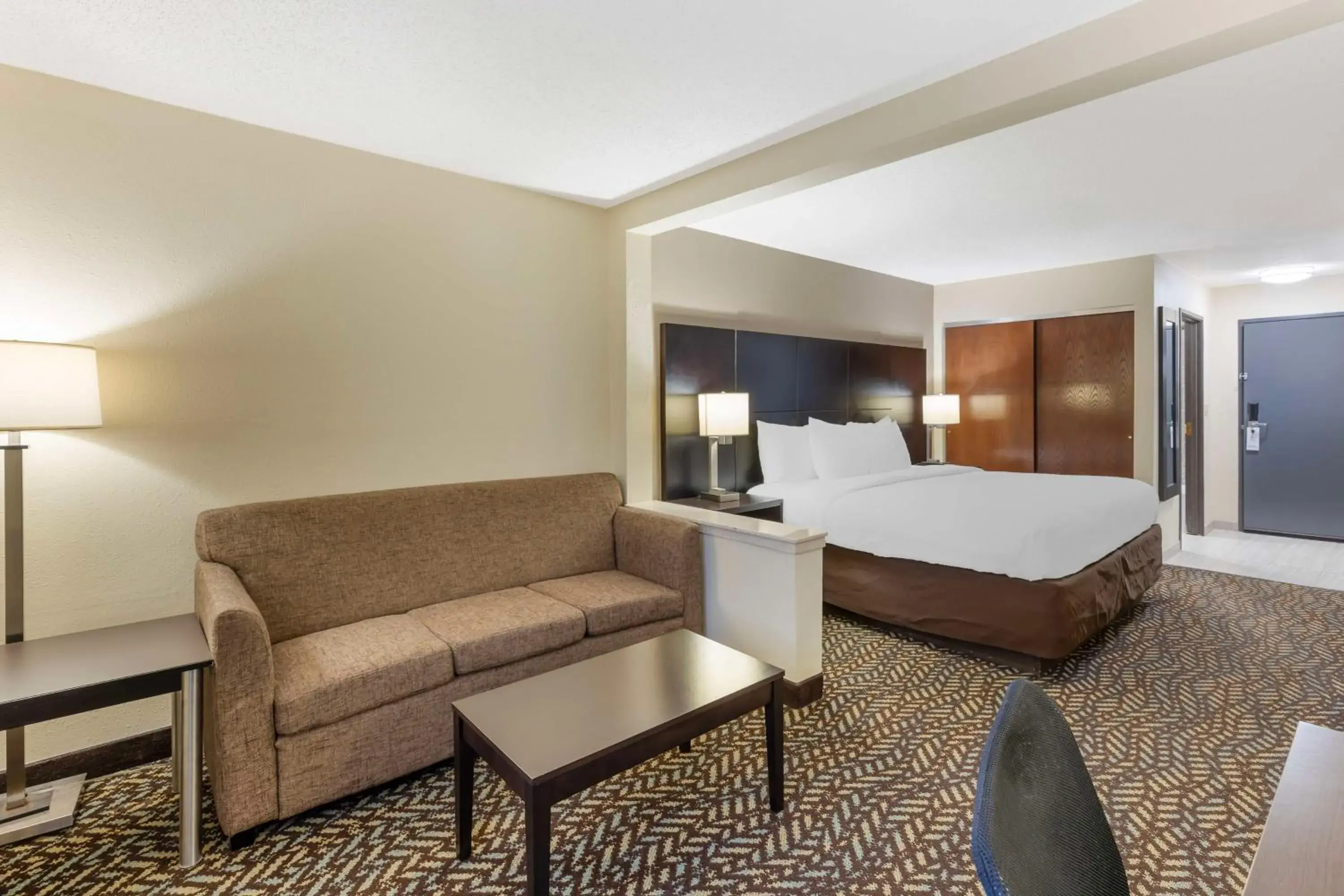 Bedroom, Bed in Best Western St. Louis Inn Bedroom, Bed in Best Western St. Louis Inn