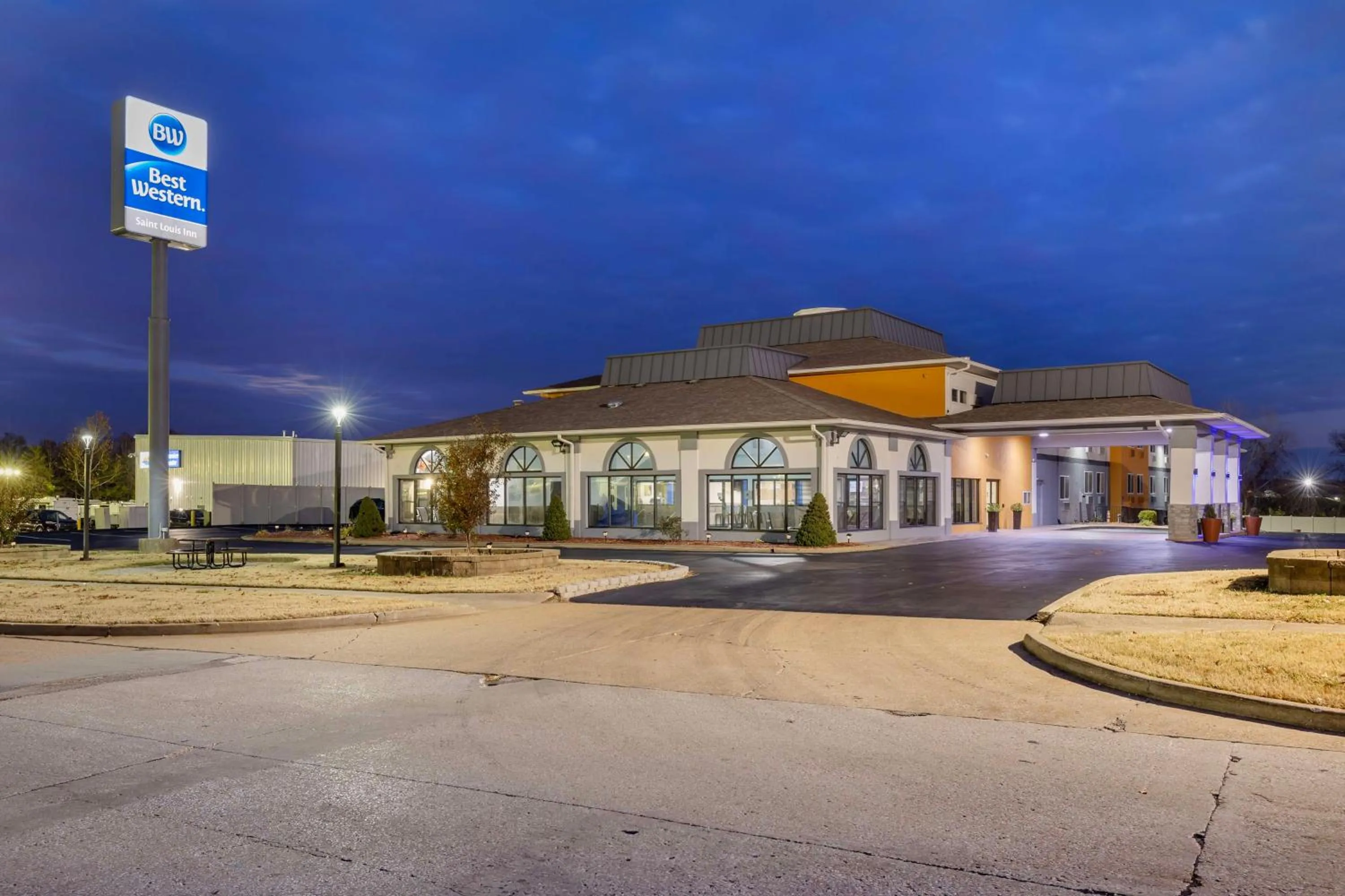 Property building in Best Western St. Louis Inn