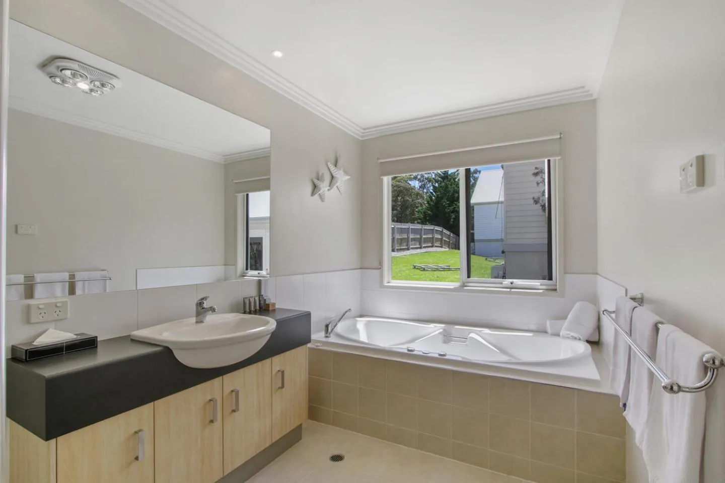 Hot Tub, Bed in McMillans of Metung Coastal Resort