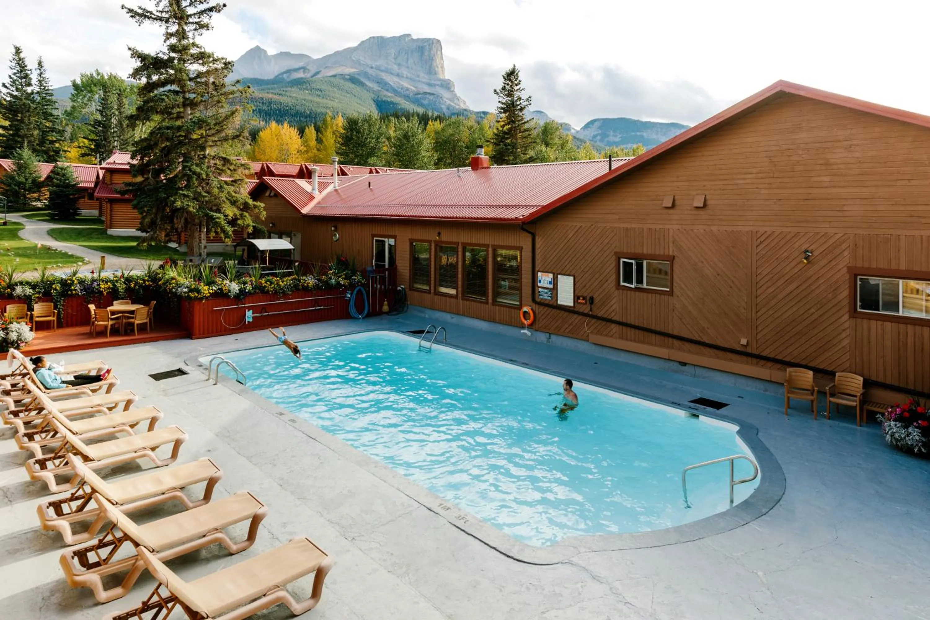 Swimming pool in Miette Mountain Cabins