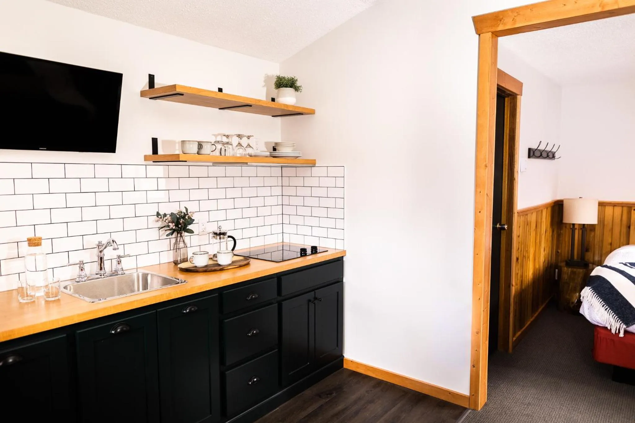 Kitchen or kitchenette, Bed in Miette Mountain Cabins