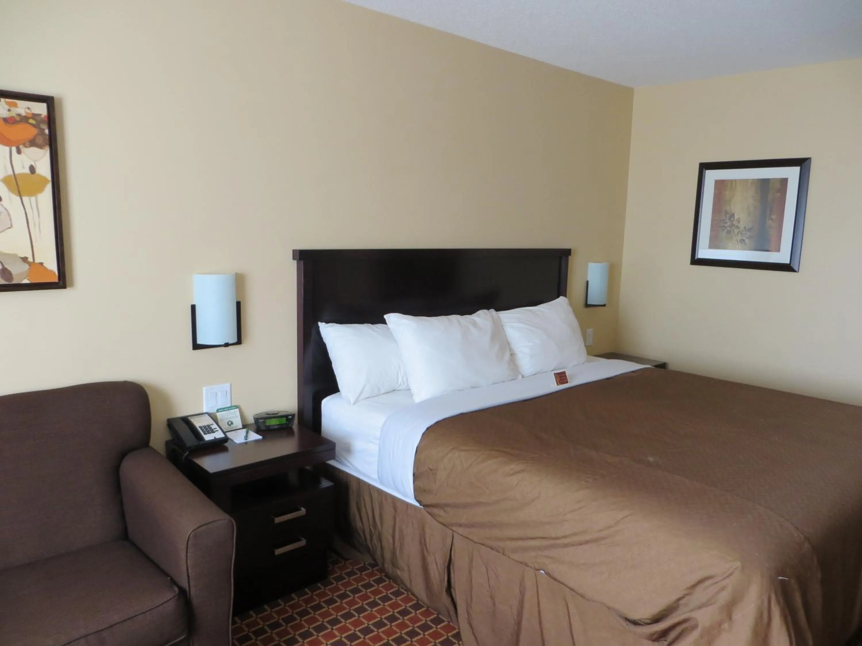 Bed in Poplar Tree Inn