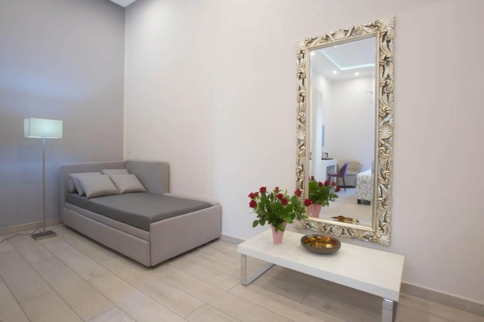 Photo of the whole room in ROYAL GARDENS