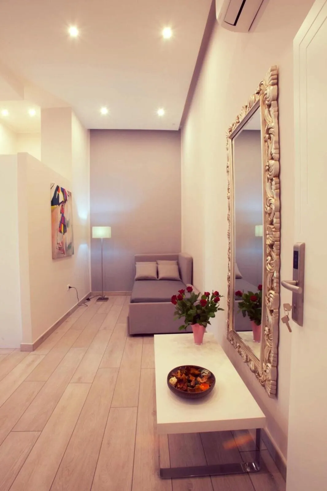 Photo of the whole room in ROYAL GARDENS