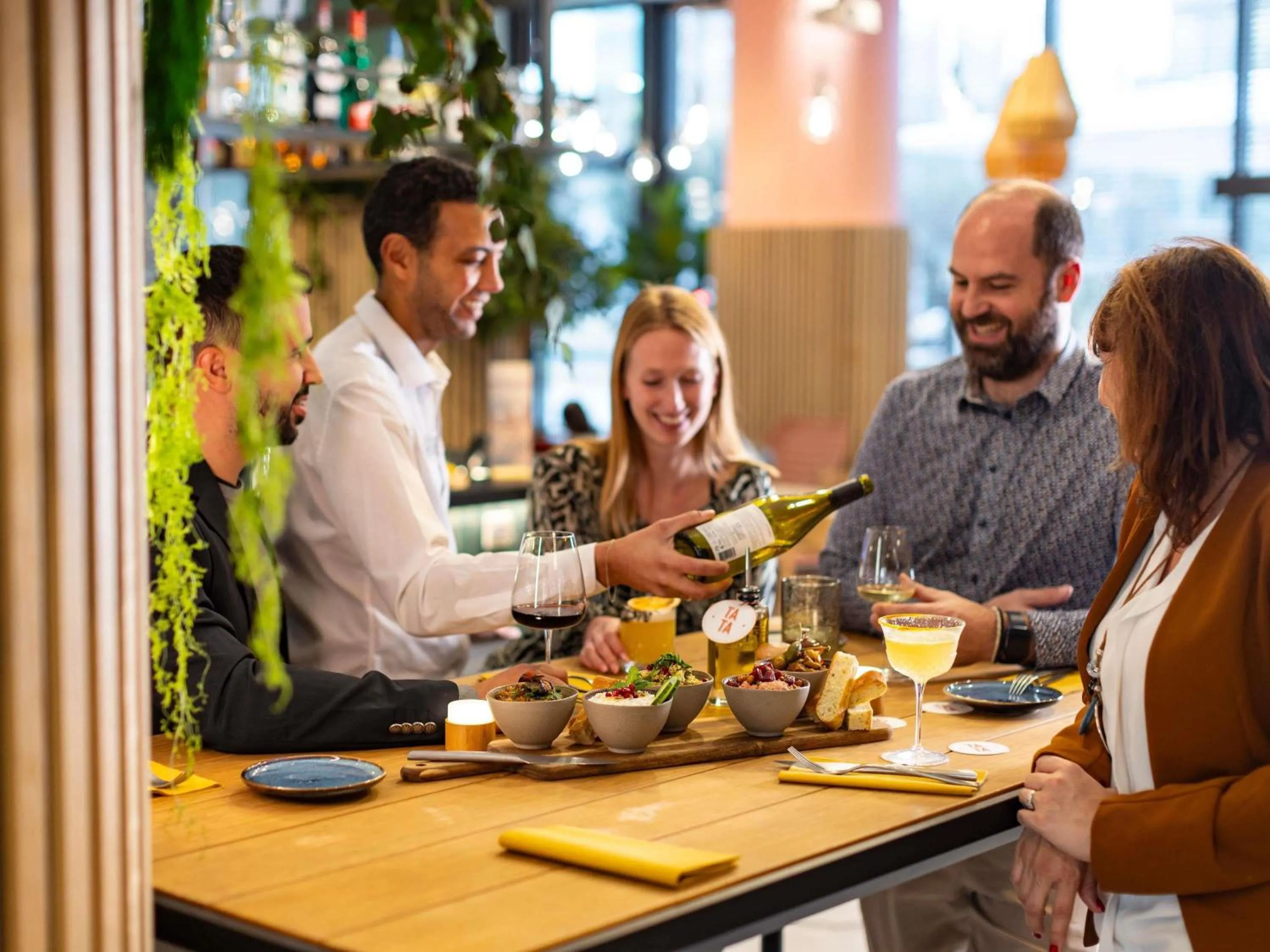 Restaurant/places to eat in Novotel Suites Marseille Centre Euromed