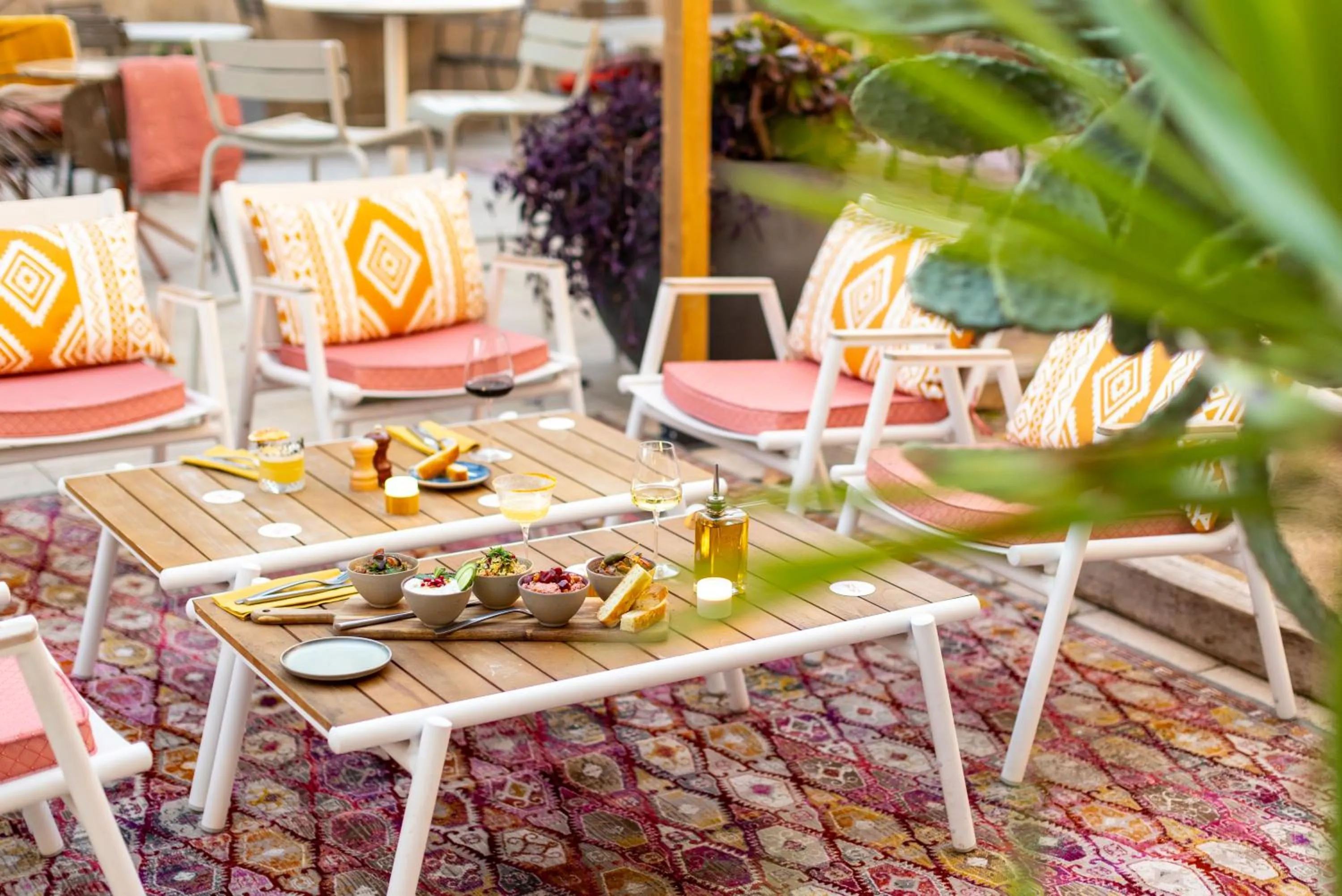 Restaurant/places to eat in Novotel Suites Marseille Centre Euromed