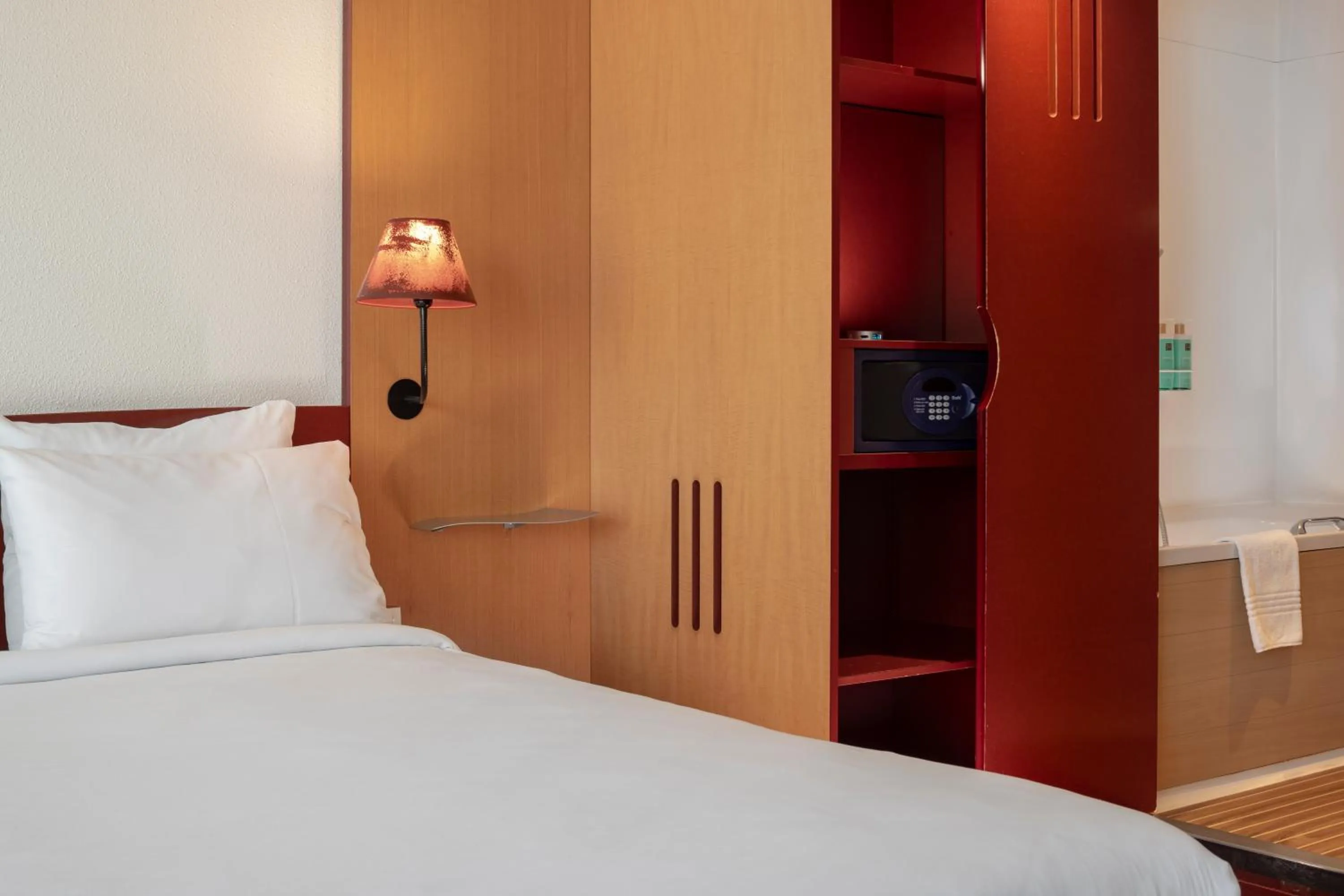 Bed in Novotel Suites Marseille Centre Euromed