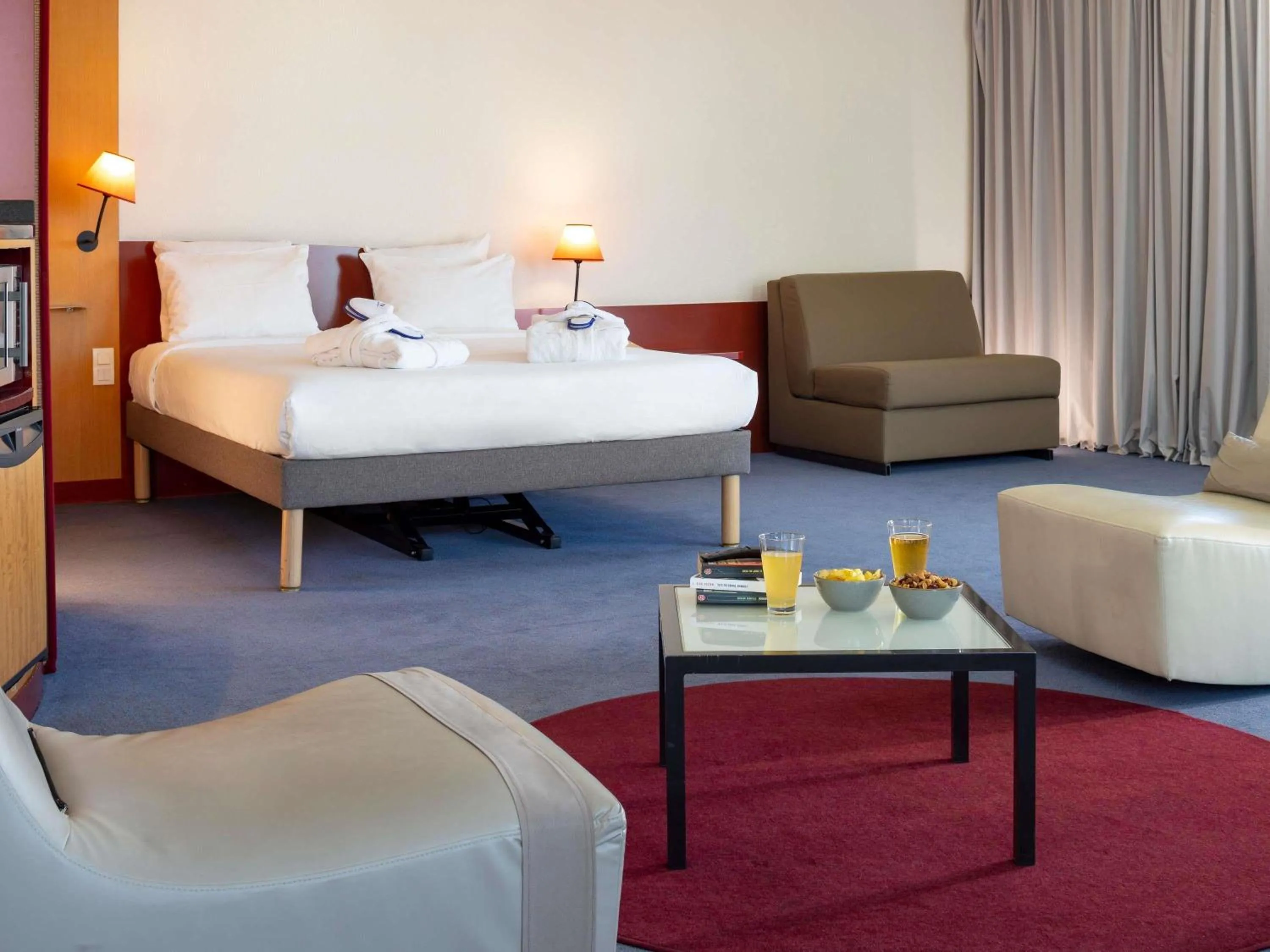 Bedroom, Bed in Novotel Suites Marseille Centre Euromed