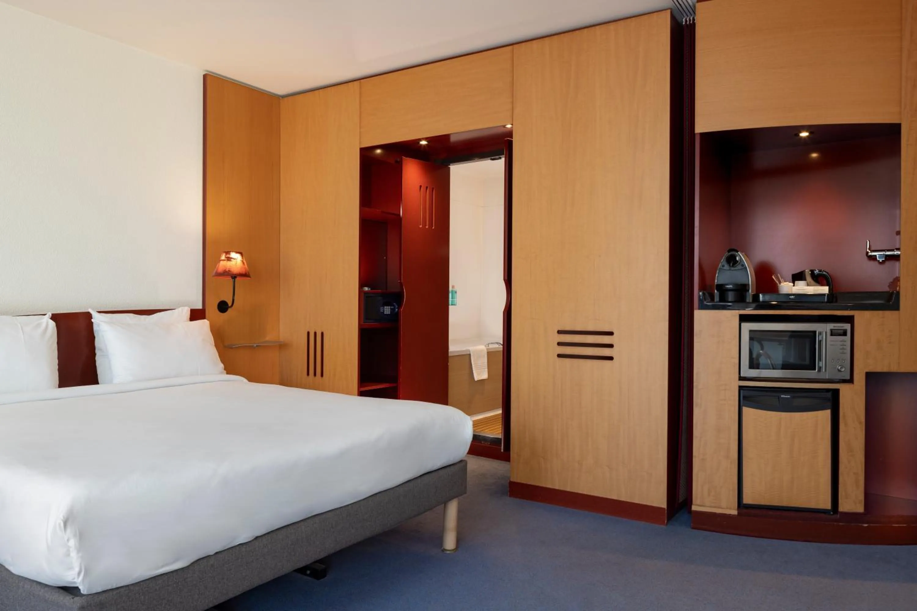 Bed in Novotel Suites Marseille Centre Euromed