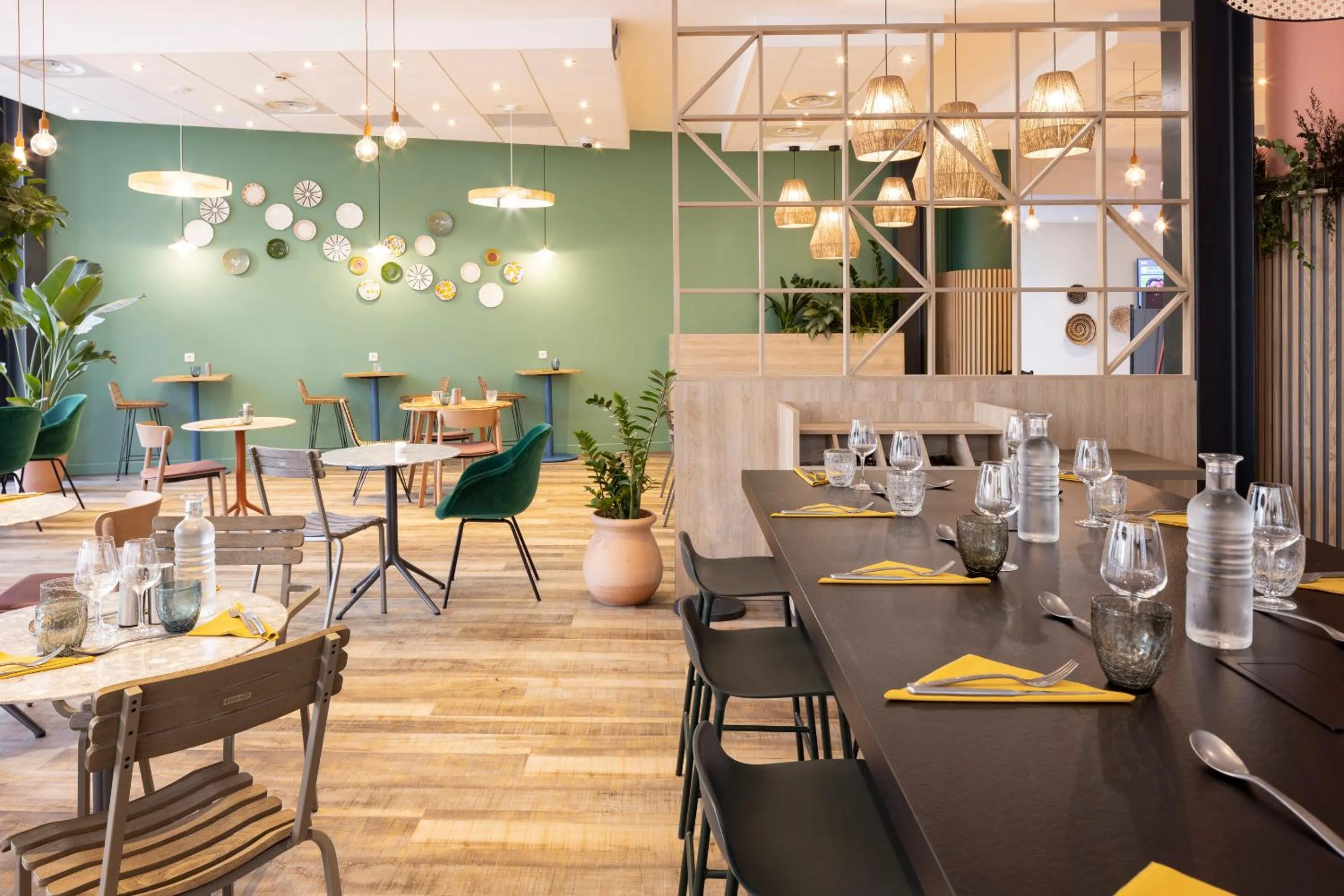 Restaurant/places to eat in Novotel Suites Marseille Centre Euromed