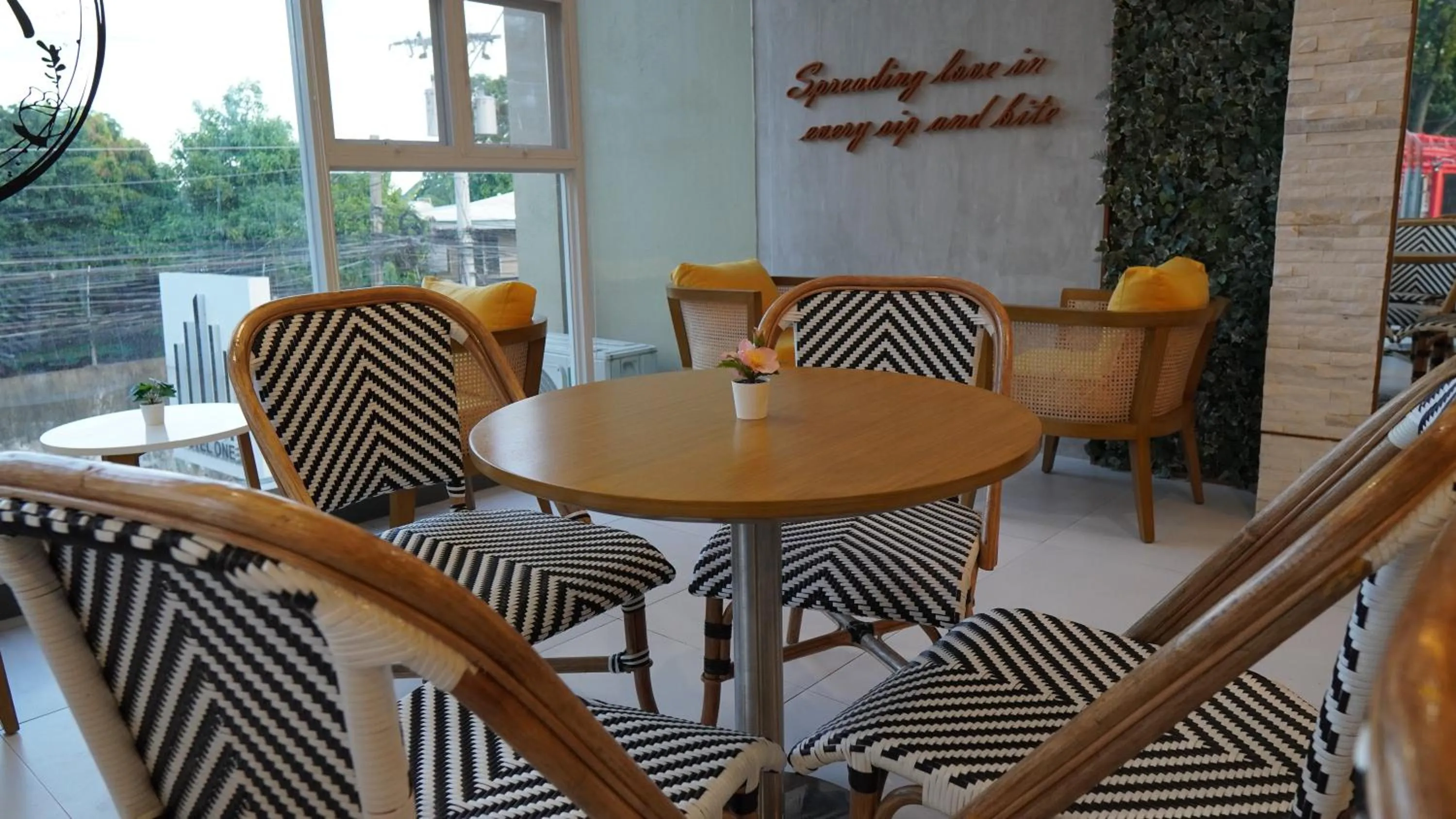 Restaurant/places to eat in Hotel One