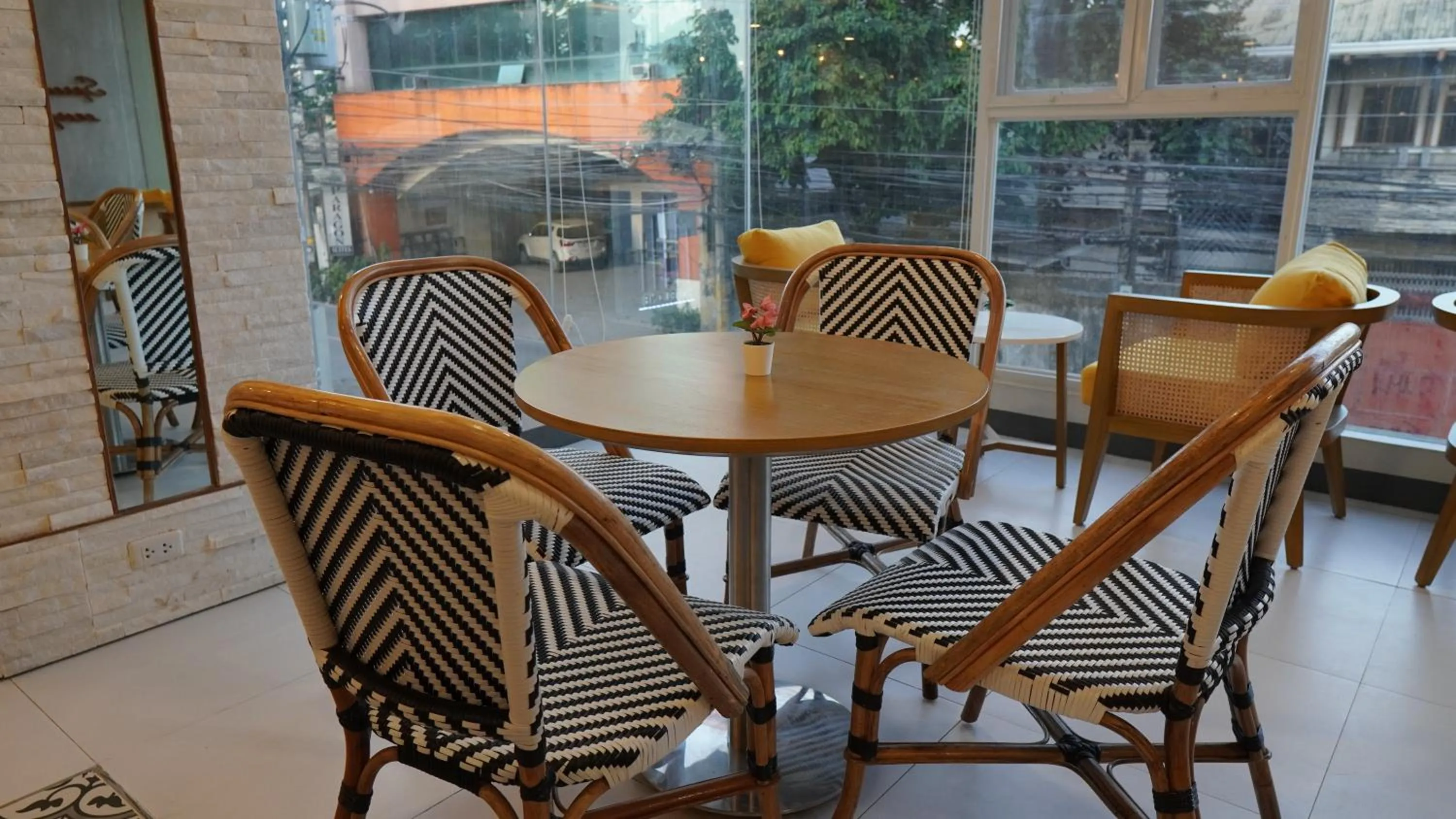 Restaurant/places to eat in Hotel One