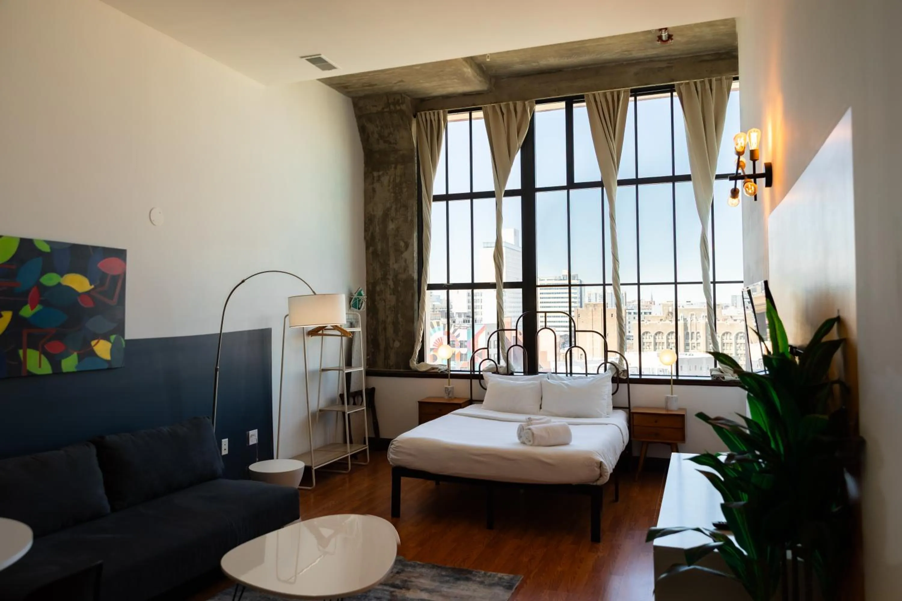 Living room, Bed in Sosuite at Independence Lofts - Callowhill