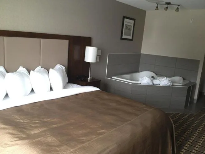 Decorative detail, Bed in Western Star Inn and Suites Carlyle