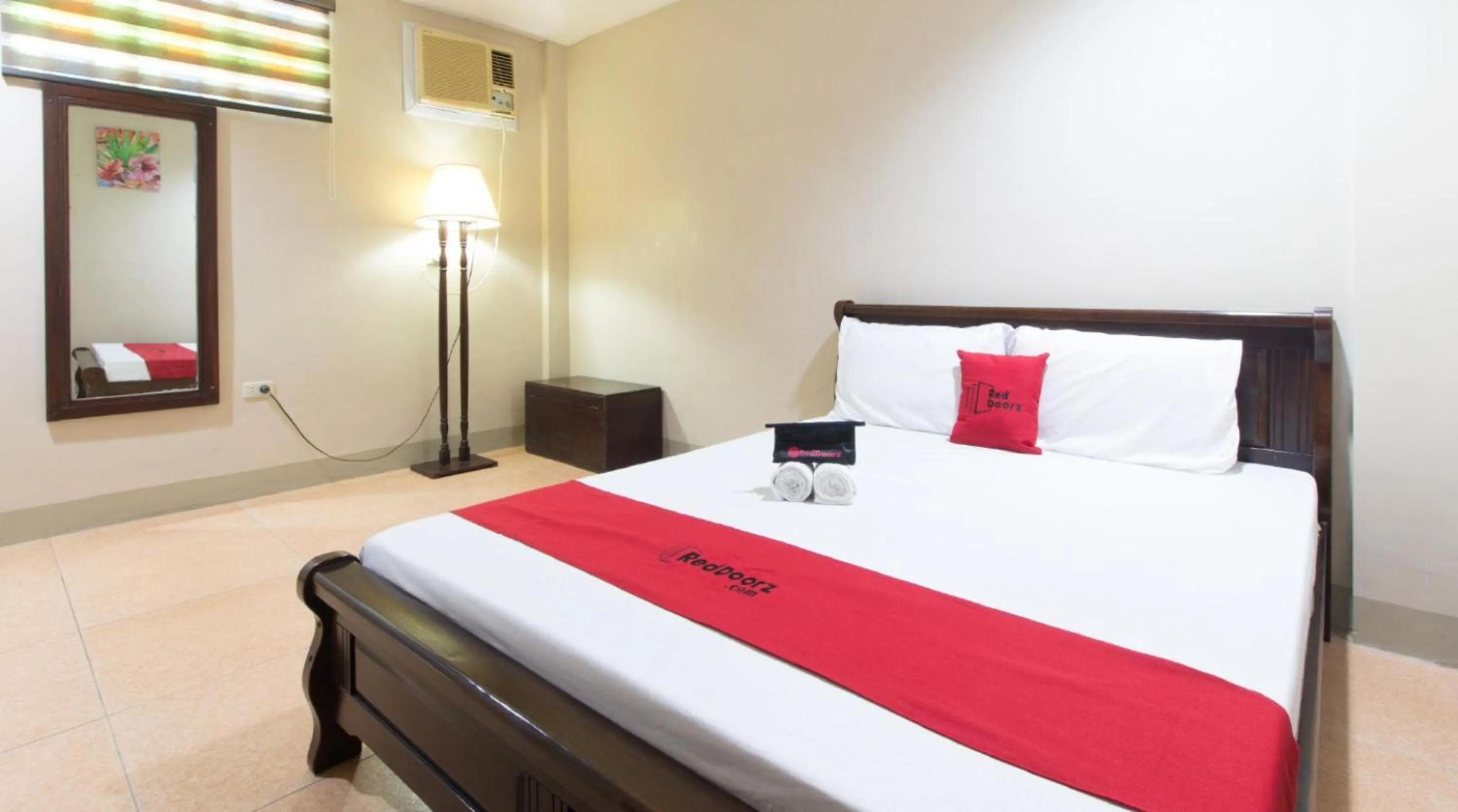 Bedroom, Bed in RedDoorz at Teofila Lodge