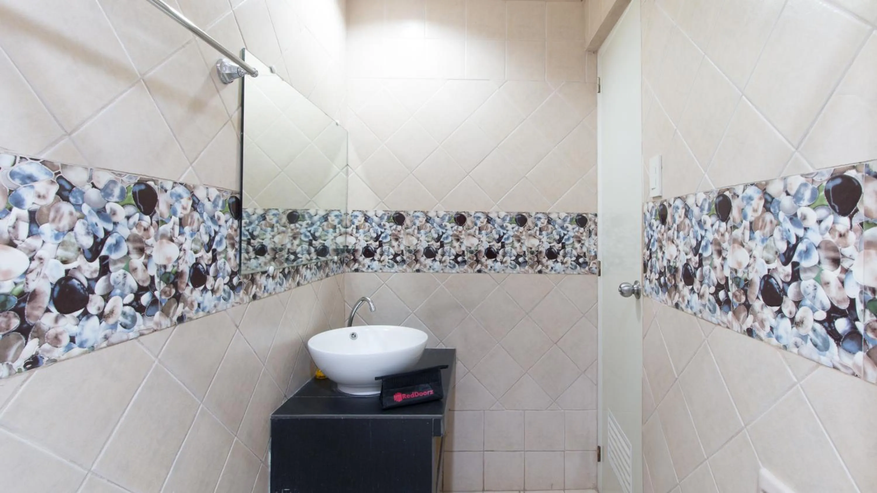 Bathroom in RedDoorz at Teofila Lodge