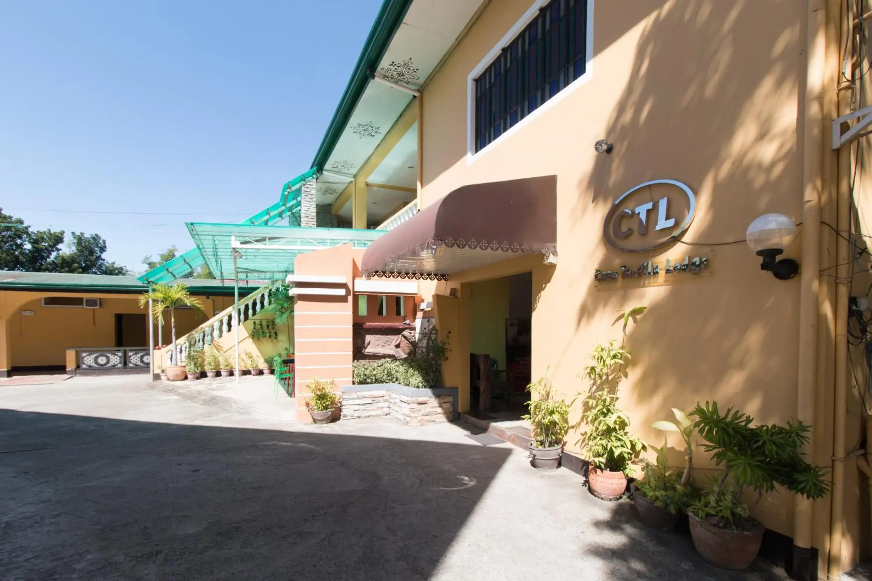 Property building in RedDoorz at Teofila Lodge Property building in RedDoorz at Teofila Lodge