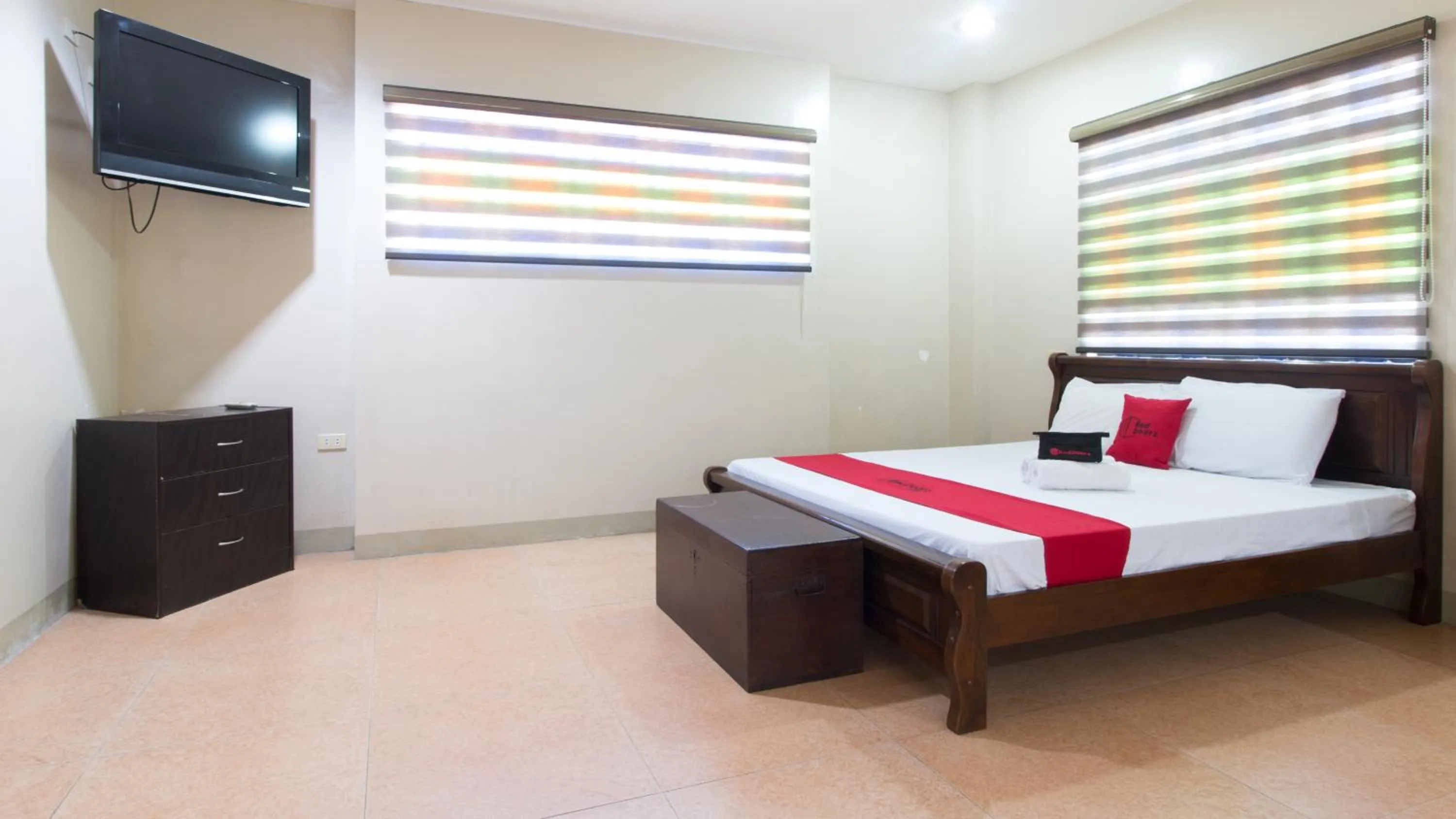 Photo of the whole room, Bed in RedDoorz at Teofila Lodge