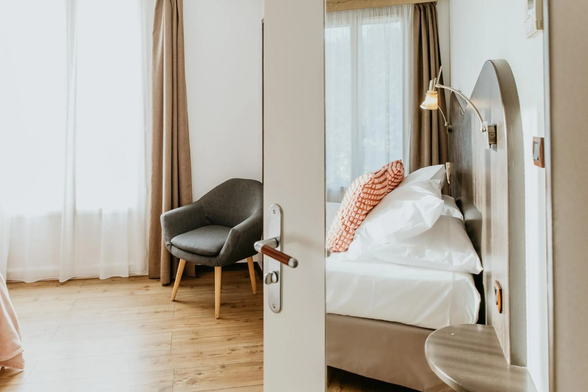 Bedroom, Bed in Hôtel L'Iroko The Originals City