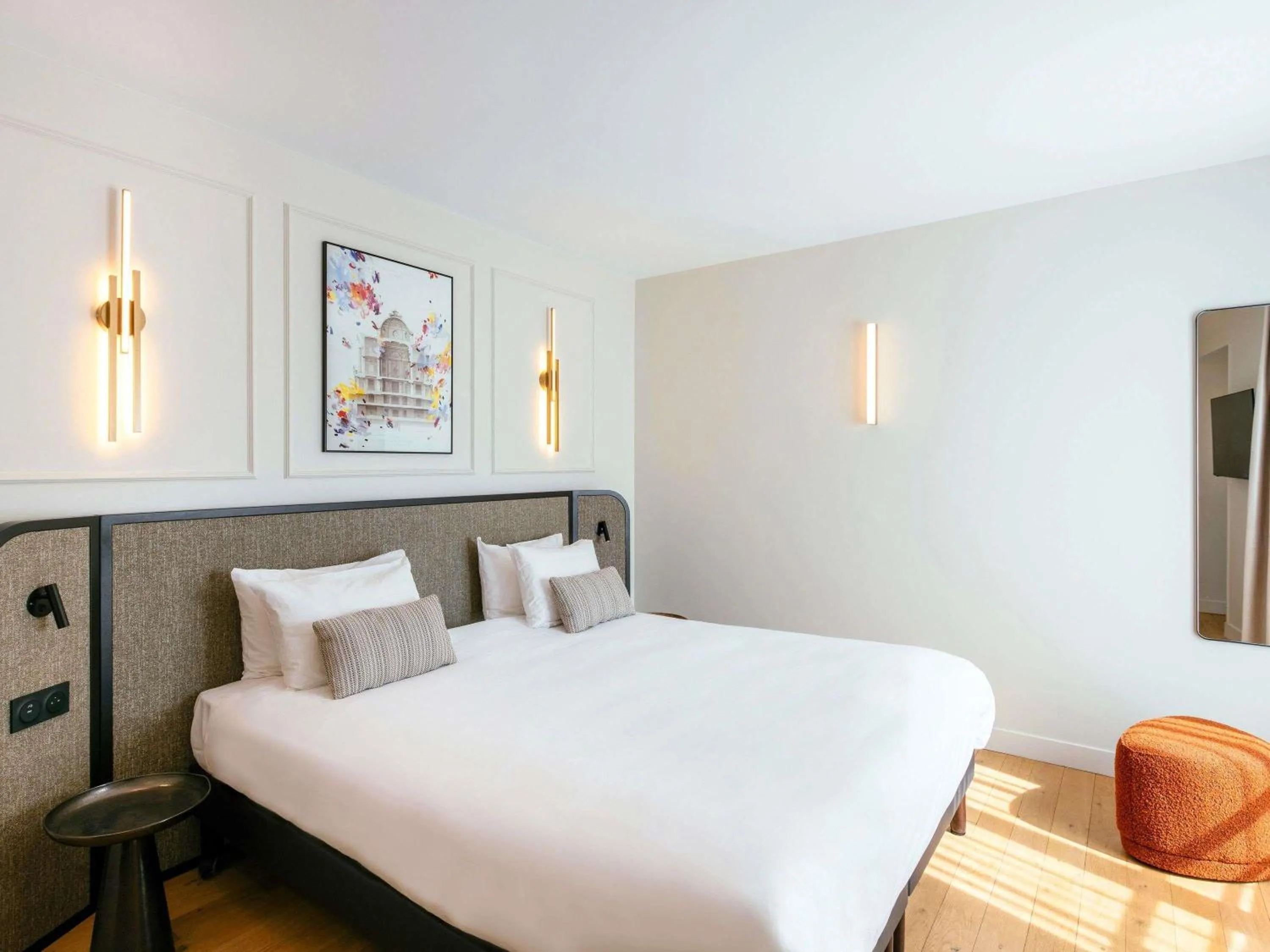 Property building, Bed in Aparthotel Adagio Paris Opéra
