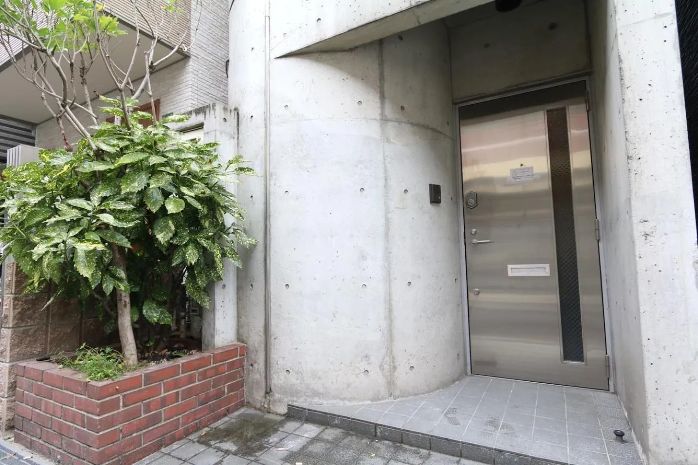 Facade/entrance in KU1 Kurosaki House