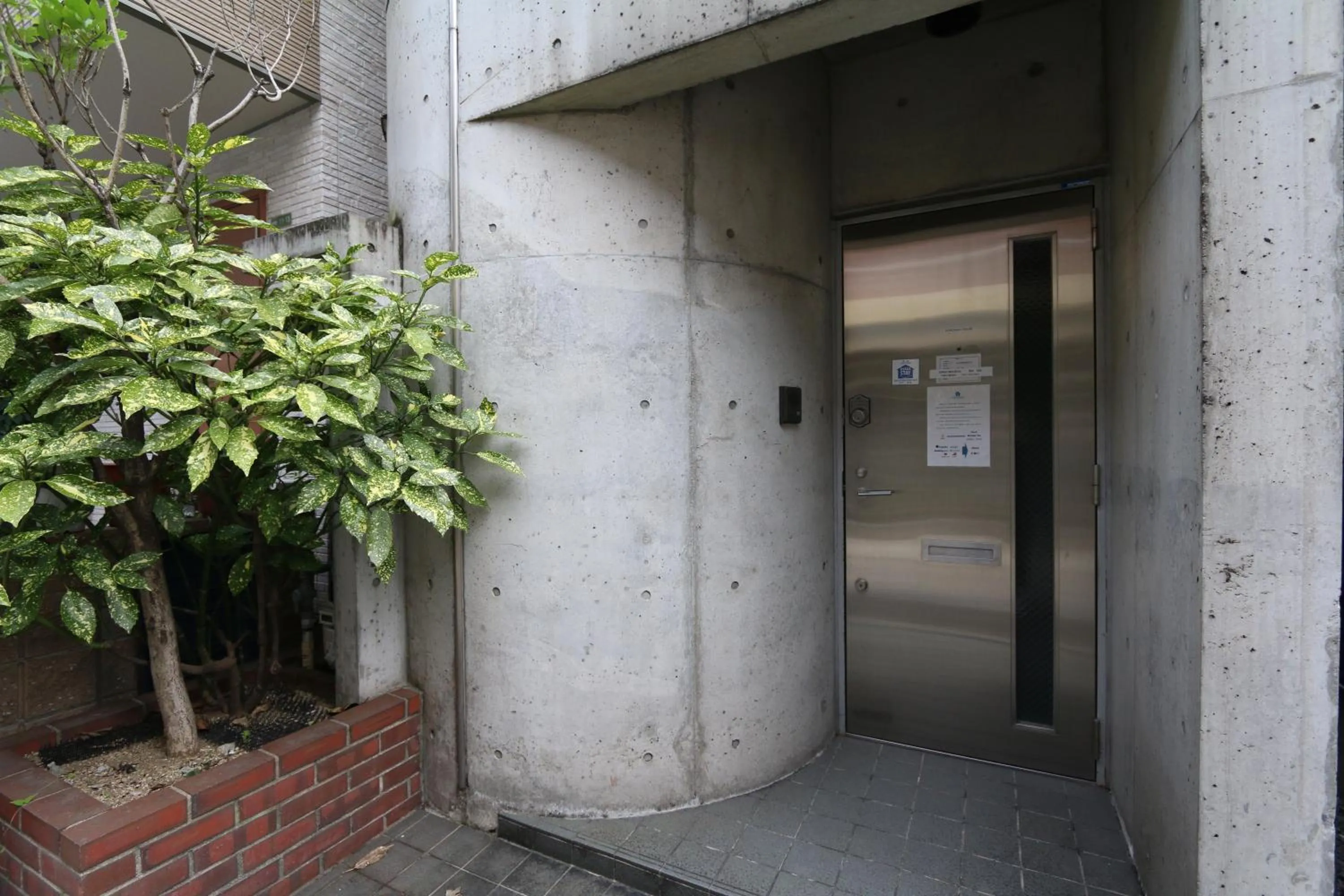 Facade/entrance in KU1 Kurosaki House