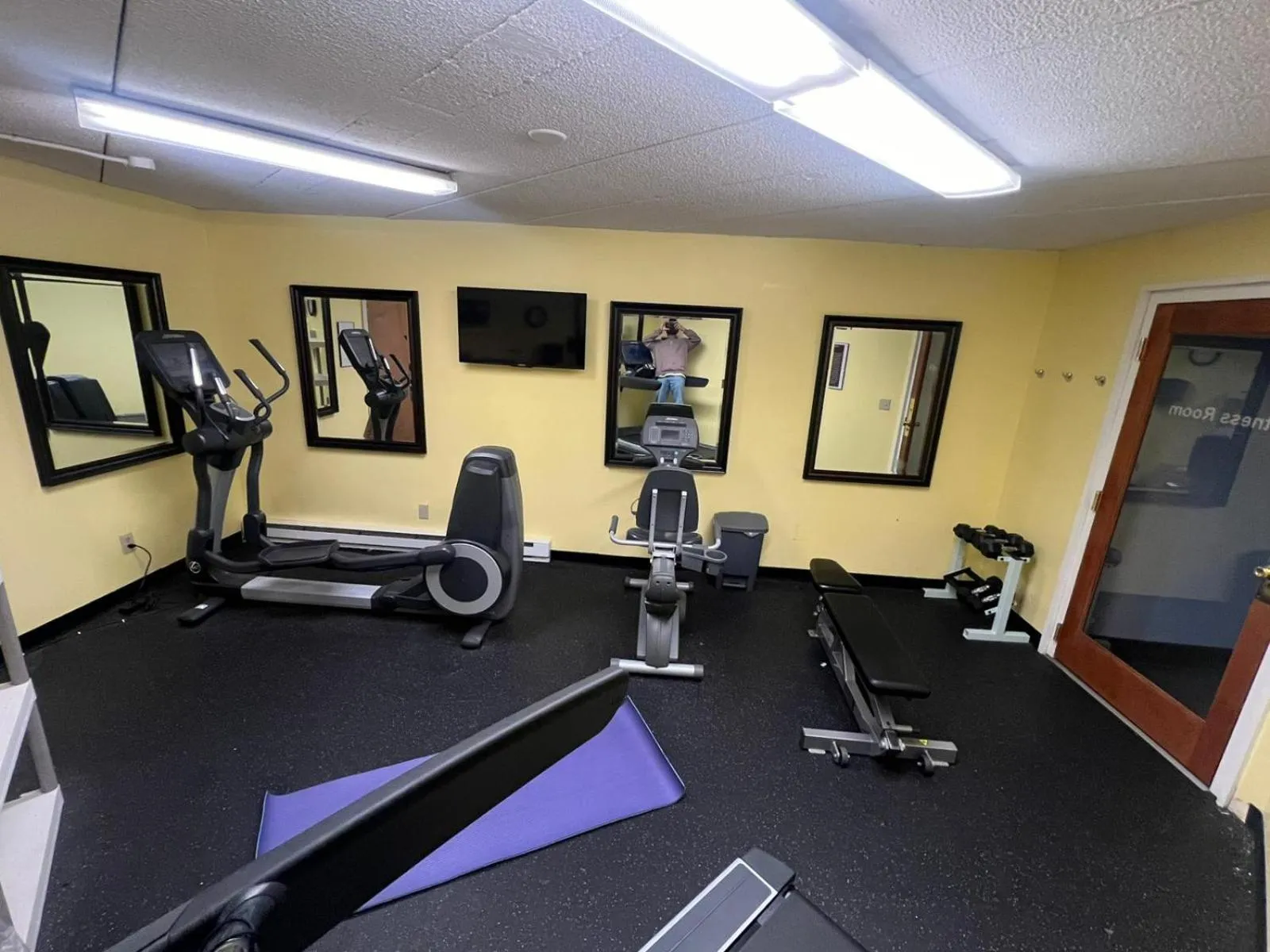 Fitness centre/facilities in Howard Johnson by Wyndham Mystic