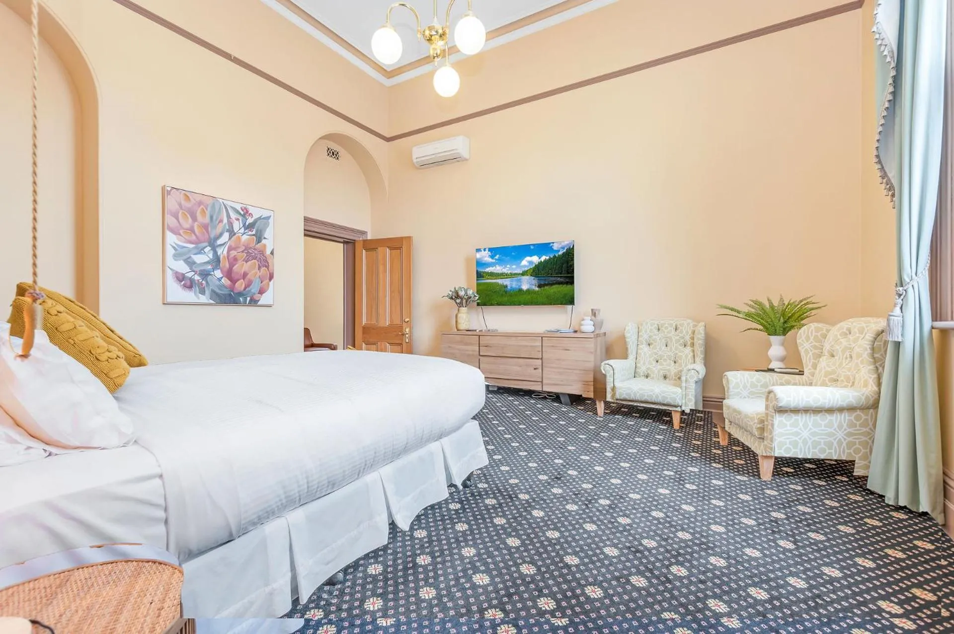 Bedroom, Bed in Clocktower Suites