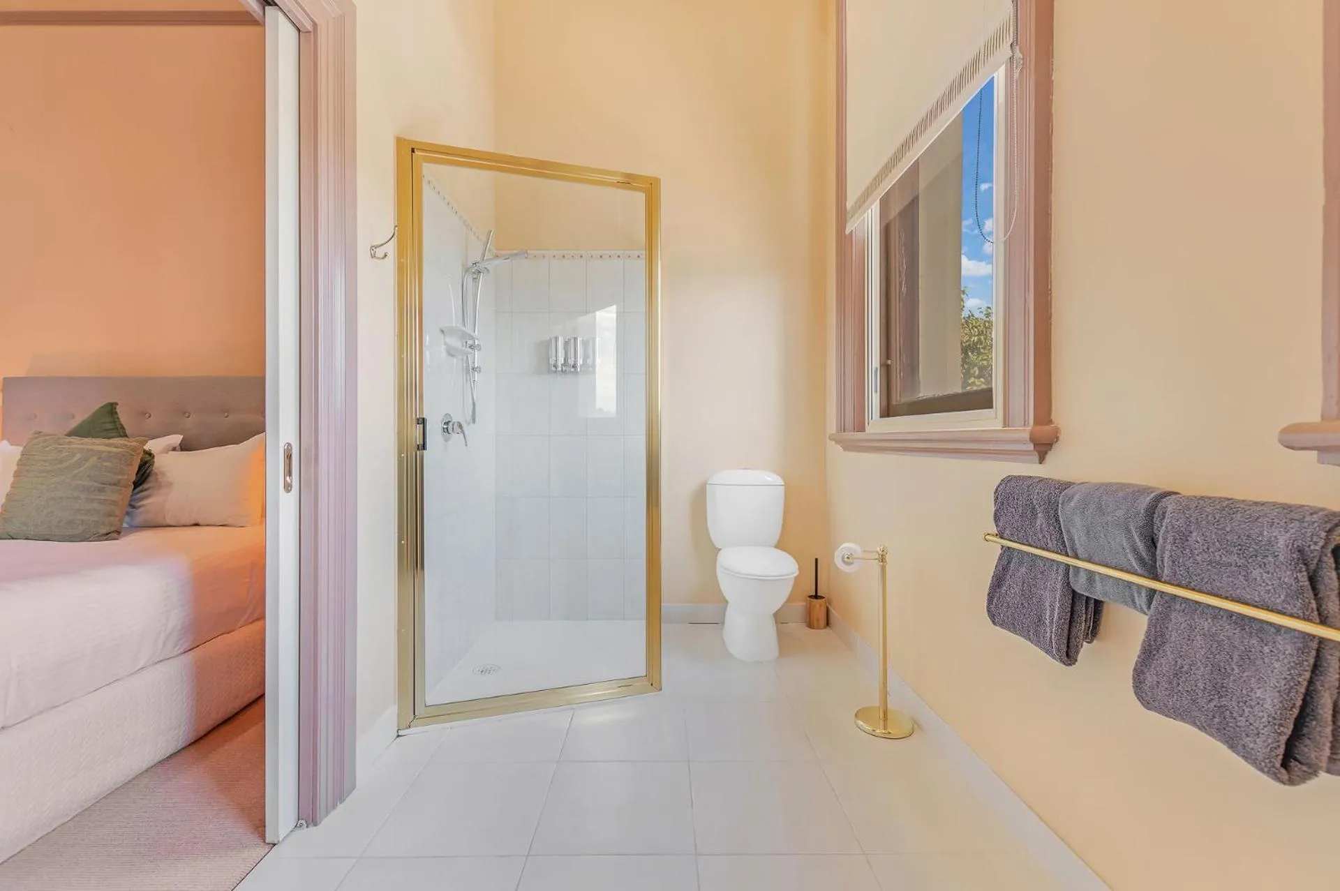 Bathroom, Bed in Clocktower Suites