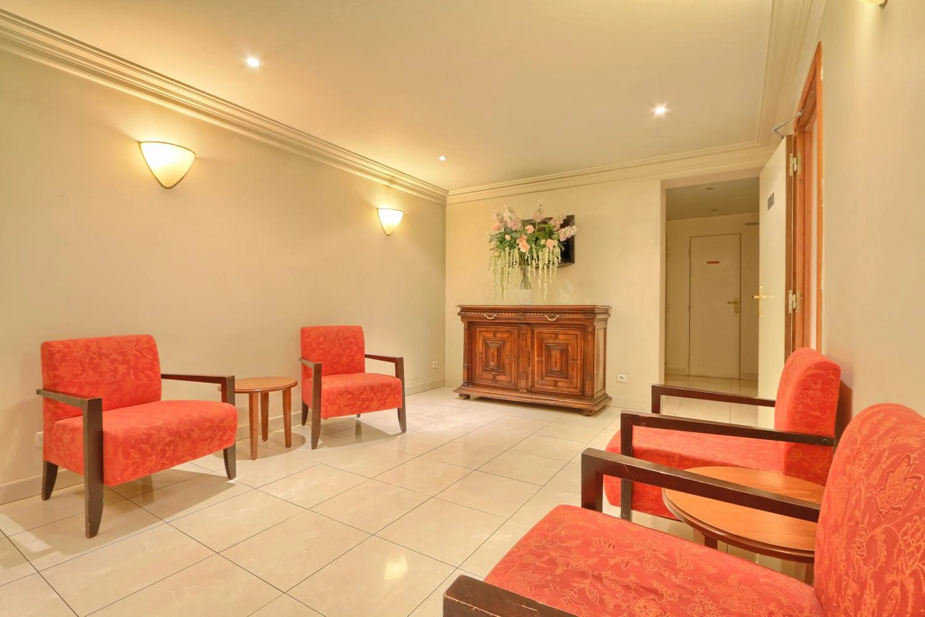 Communal lounge/ TV room in 121 Paris Hotel