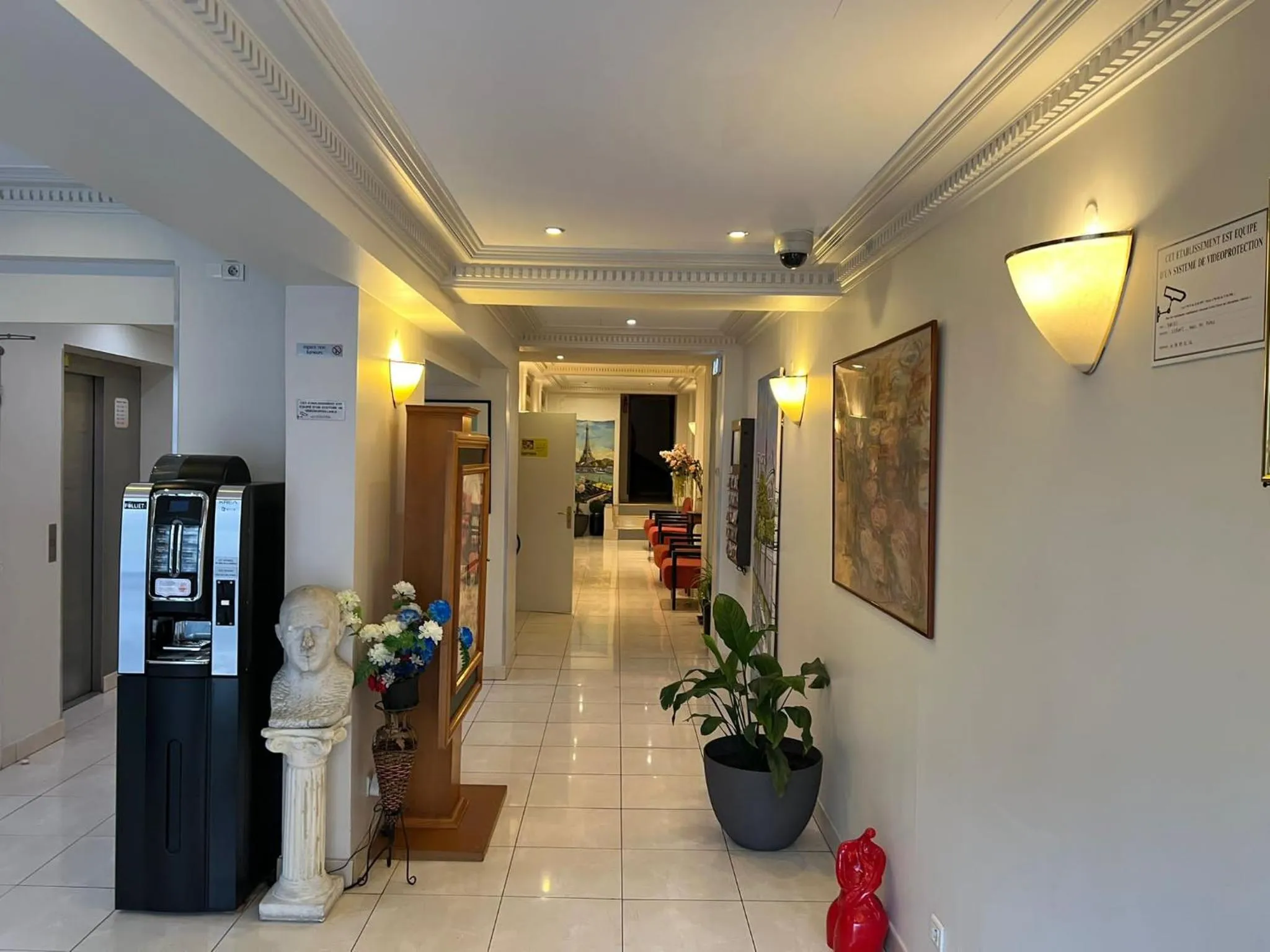 Lobby or reception in 121 Paris Hotel