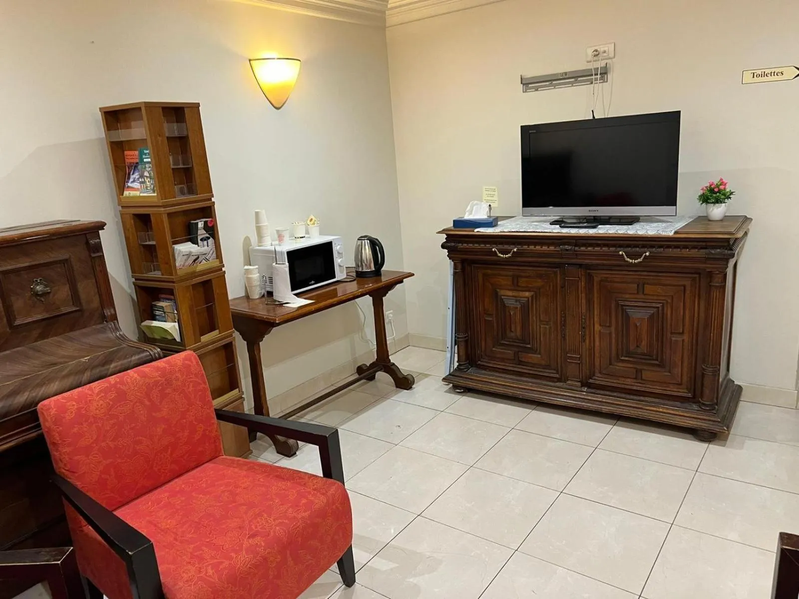 Communal lounge/ TV room in 121 Paris Hotel