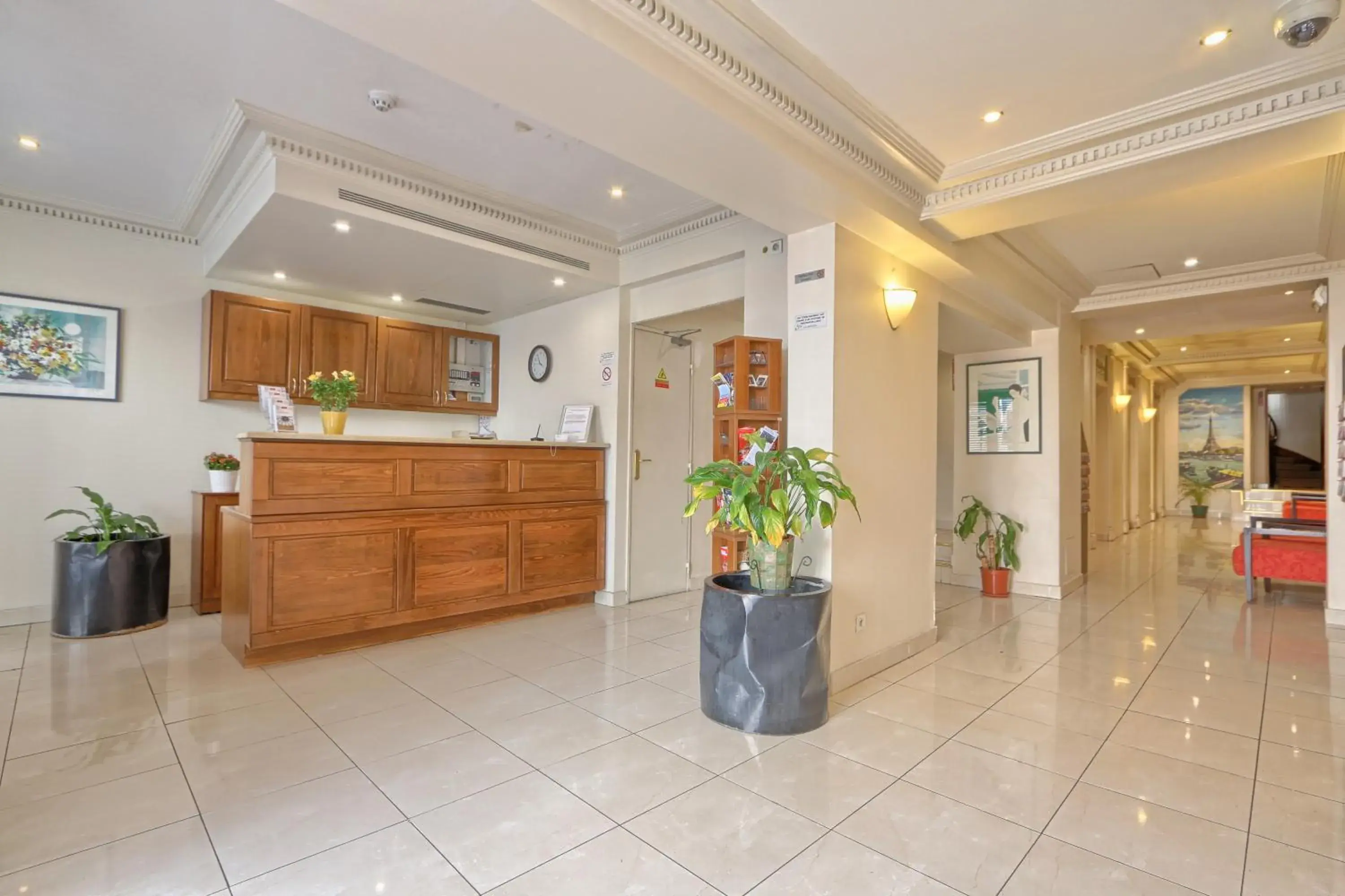 Lobby or reception in 121 Paris Hotel Lobby or reception in 121 Paris Hotel