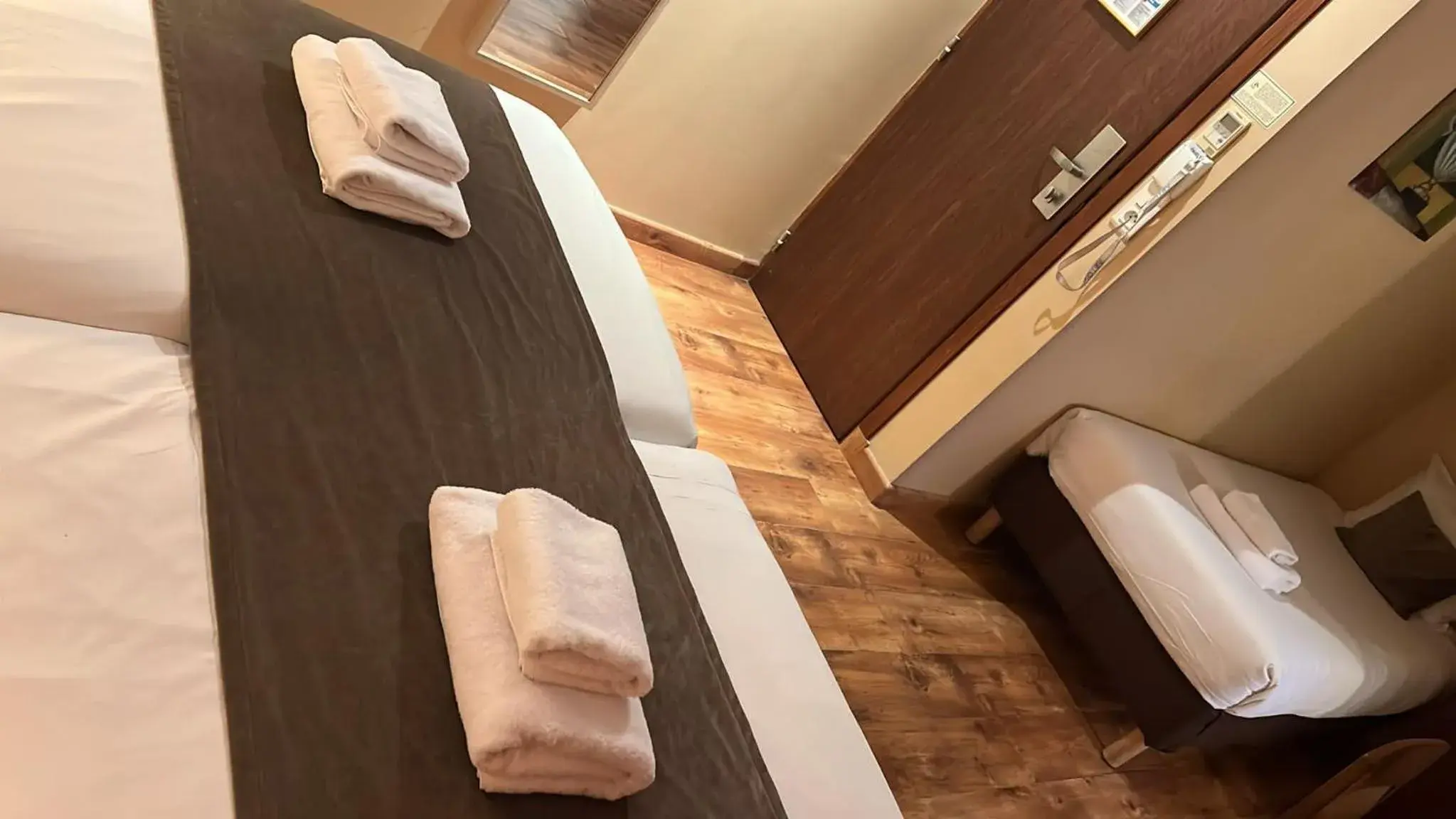 Inner courtyard view, Bed in 121 Paris Hotel Inner courtyard view, Bed in 121 Paris Hotel