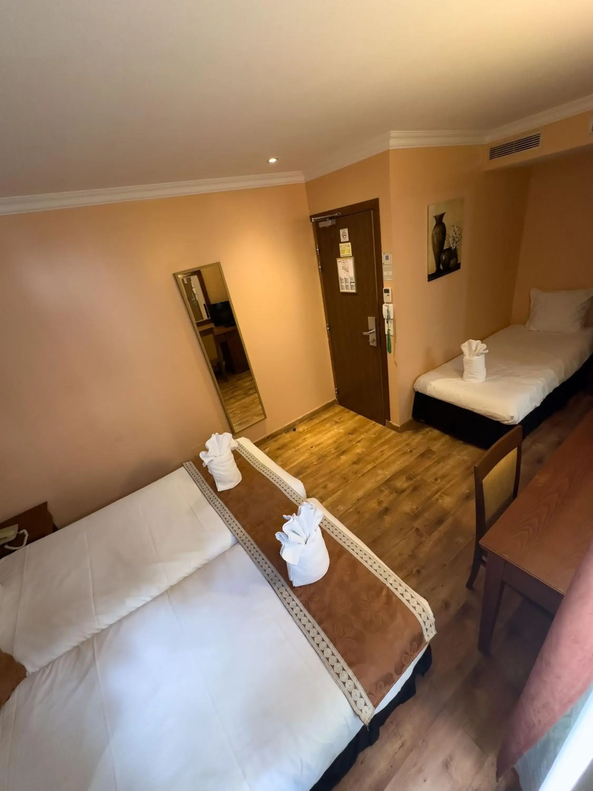 Triple Room in 121 Paris Hotel Triple Room in 121 Paris Hotel