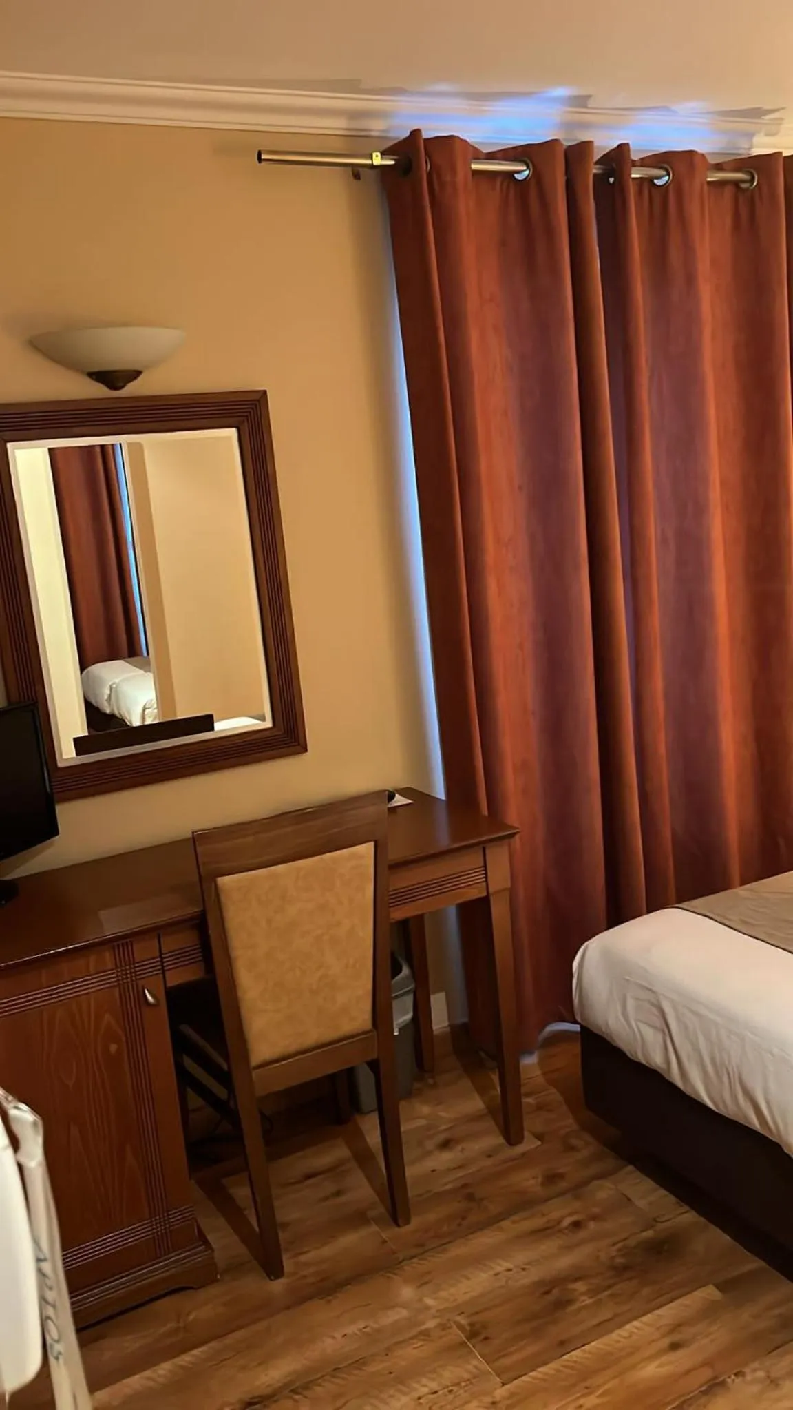 Bedroom, Bed in 121 Paris Hotel