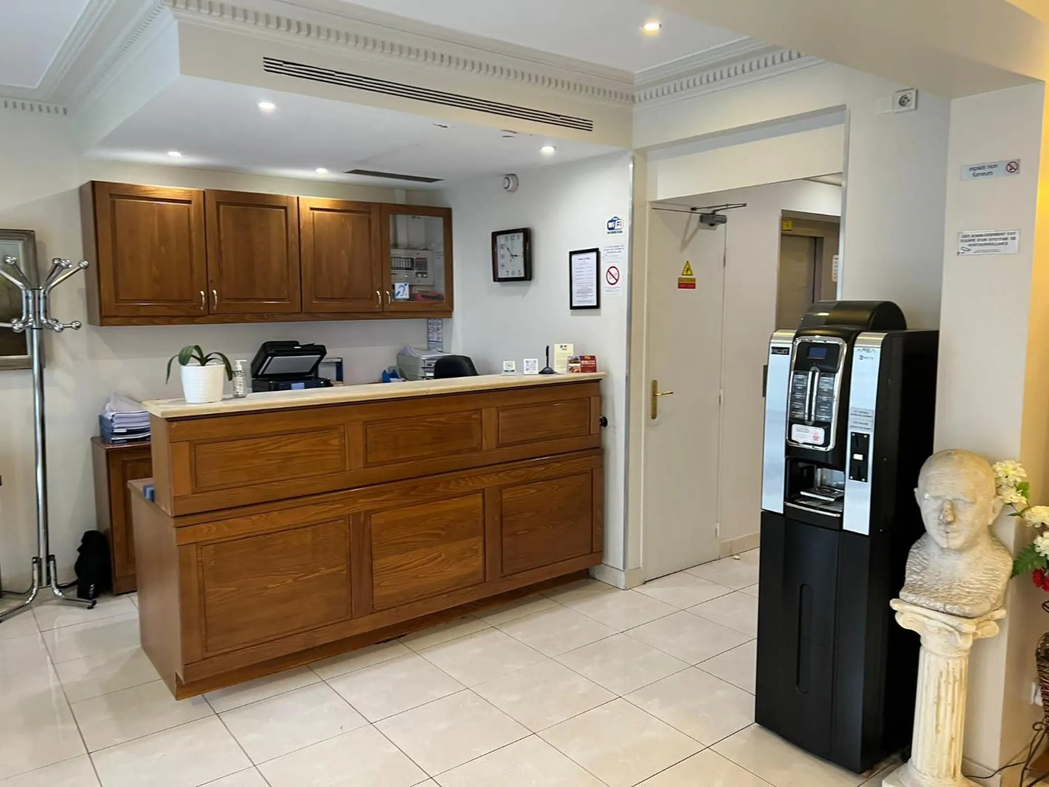 Lobby or reception in 121 Paris Hotel